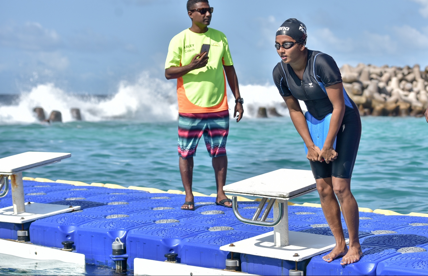 މާލެ: އޮގަސްޓް 25، 2016: އޮލިމްޕިކް ކޮމިޓީގެ ސެކްރެޓަރީ ޖެނެރަލް އަހުމަދު މަރުޒޫގު (މަރޭ) ކުރެއްވި "ޓްރެއިނިން ވިތު އެމްވީ ޗެމްޕްސް" ޗެލެންޖުގައި، ސަޖަން ޑައިވް ކުރަނީ. --ފޮޓޯ: ނިޝާން އަލީ/ މިހާރު