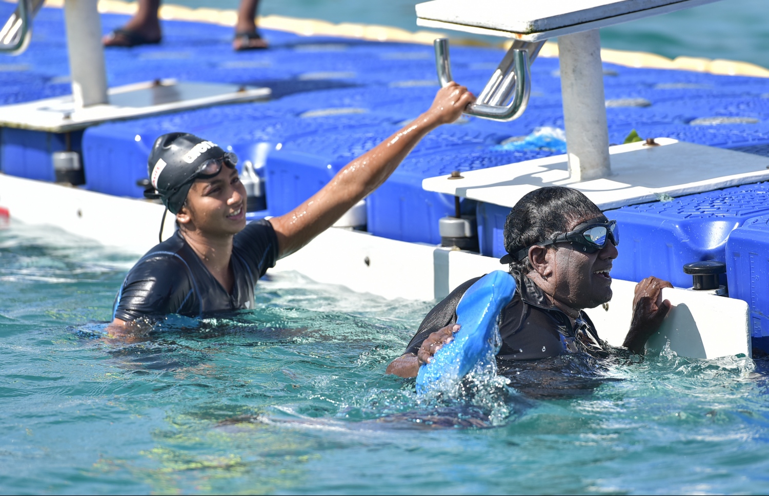 މާލެ: އޮގަސްޓް 25، 2016: އޮލިމްޕިކް ކޮމިޓީގެ ސެކްރެޓަރީ ޖެނެރަލް އަހުމަދު މަރުޒޫގު (މަރޭ) ކުރެއްވި "ޓްރެއިނިން ވިތު އެމްވީ ޗެމްޕްސް" ޗެލެންޖުގައި، ކުރީގެ ރައީސް ވަހީދު(ކ) ސަޖަން(ވ) އާއެކު ޓްރެކުގައި. --ފޮޓޯ: ނިޝާން އަލީ/ މިހާރު