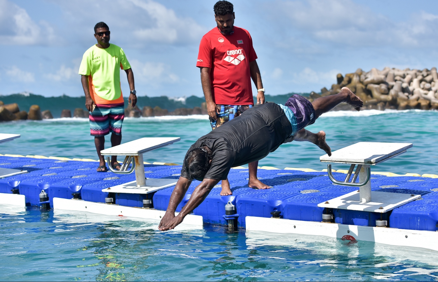 މާލެ: އޮގަސްޓް 25، 2016: އޮލިމްޕިކް ކޮމިޓީގެ ސެކްރެޓަރީ ޖެނެރަލް އަހުމަދު މަރުޒޫގު (މަރޭ) ކުރެއްވި "ޓްރެއިނިން ވިތު އެމްވީ ޗެމްޕްސް" ޗެލެންޖުގައި، ކުރީގެ ރައީސް ވަހީދު ޑައިވްކުރައްވަނީ. --ފޮޓޯ: ނިޝާން އަލީ/ މިހާރު