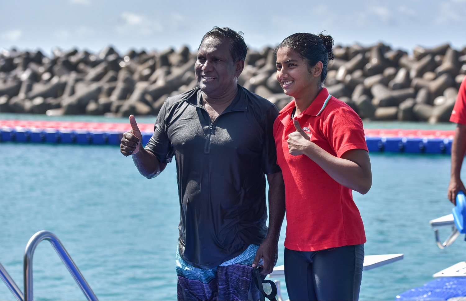 މާލެ: އޮގަސްޓް 25، 2016: އޮލިމްޕިކް ކޮމިޓީގެ ސެކްރެޓަރީ ޖެނެރަލް އަހުމަދު މަރުޒޫގު (މަރޭ) ކުރެއްވި "ޓްރެއިނިން ވިތު އެމްވީ ޗެމްޕްސް" ޗެލެންޖުގައި، ކުރީގެ ރައީސް ވަހީދު (ވ) އާއި ސަޖަން (ކ) އާއެކު. --ފޮޓޯ: ނިޝާން އަލީ/ މިހާރު