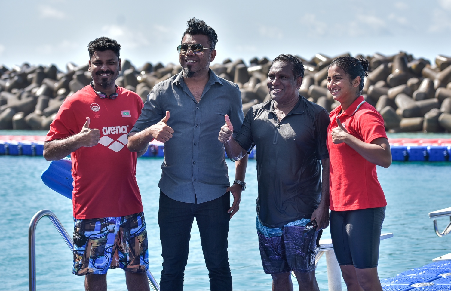 މާލެ: އޮގަސްޓް 25، 2016: އޮލިމްޕިކް ކޮމިޓީގެ ސެކްރެޓަރީ ޖެނެރަލް އަހުމަދު މަރުޒޫގު (މަރޭ) ކުރެއްވި "ޓްރެއިނިން ވިތު އެމްވީ ޗެމްޕްސް" ޗެލެންޖުގައި، ކުރީގެ ރައީސް ވަހީދު (ކ-2) އާއި މަރުޒޫގު (ވ-2) ސަޖަން (ކ) އާއި ފަރޭ ކޯޗާ އެކު. --ފޮޓޯ: ނިޝާން އަލީ/ މިހާރު