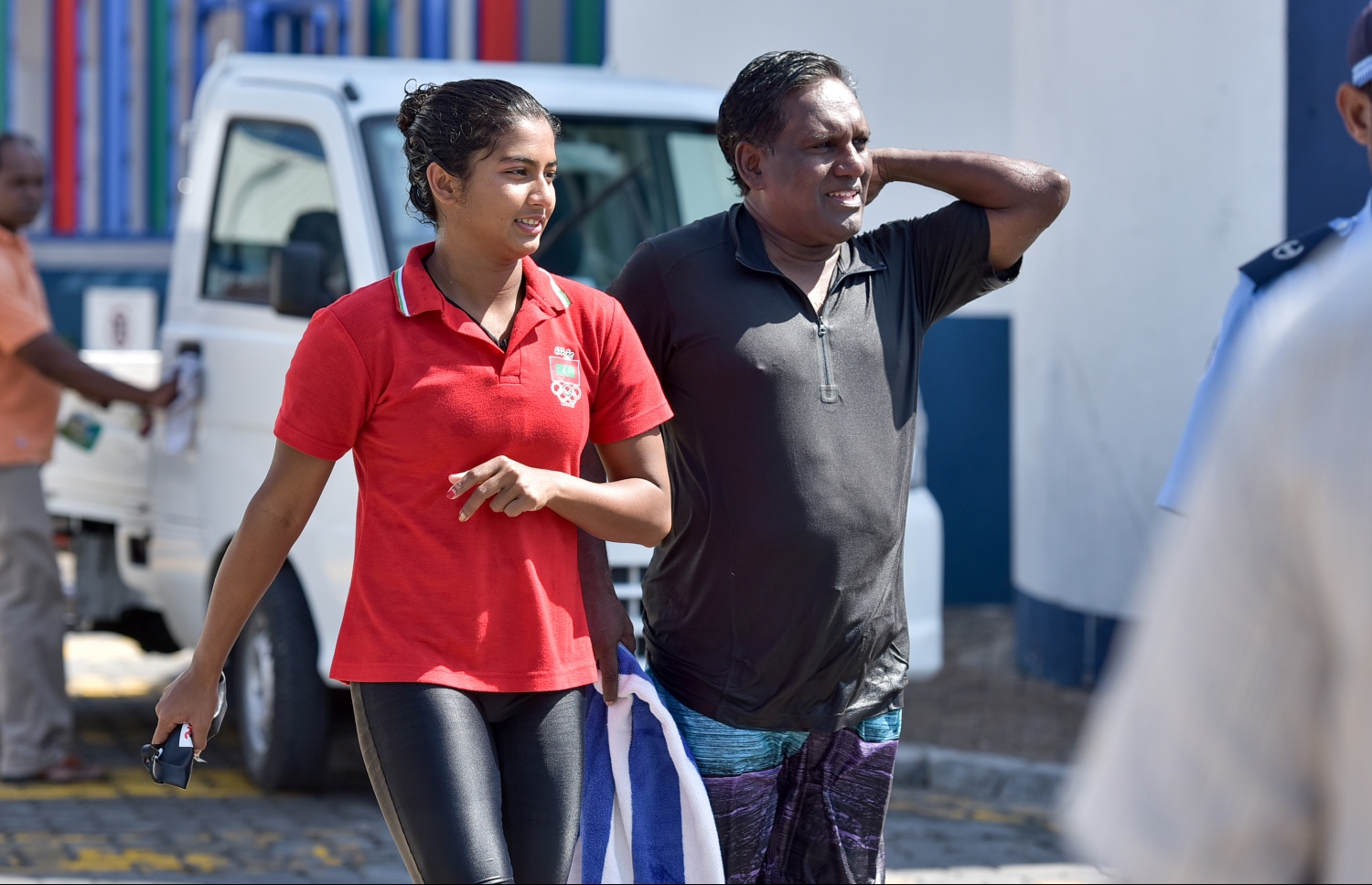 މާލެ: އޮގަސްޓް 25، 2016: އޮލިމްޕިކް ކޮމިޓީގެ ސެކްރެޓަރީ ޖެނެރަލް އަހުމަދު މަރުޒޫގު (މަރޭ) ކުރެއްވި "ޓްރެއިނިން ވިތު އެމްވީ ޗެމްޕްސް" ޗެލެންޖު ނިންމާލުމަށްފަހު ކުރީގެ ރައީސް ވަހީދު (ކ)، ސަޖަން އާއިއެކު. --ފޮޓޯ: ނިޝާން އަލީ/ މިހާރު