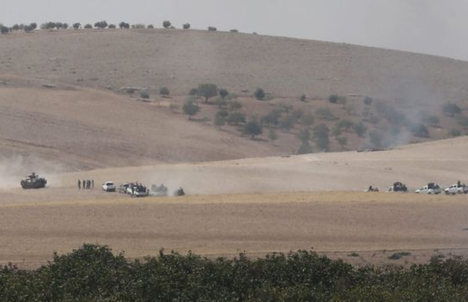 ސަރަހައްދީ ރޮނގު ހުރަސްކޮށް ގިނަ އަދަދެއްގެ ޓޭންކާއި ޕިކަޕް ވަނީ ސީރިއާ އަށް ވަދެފައި.