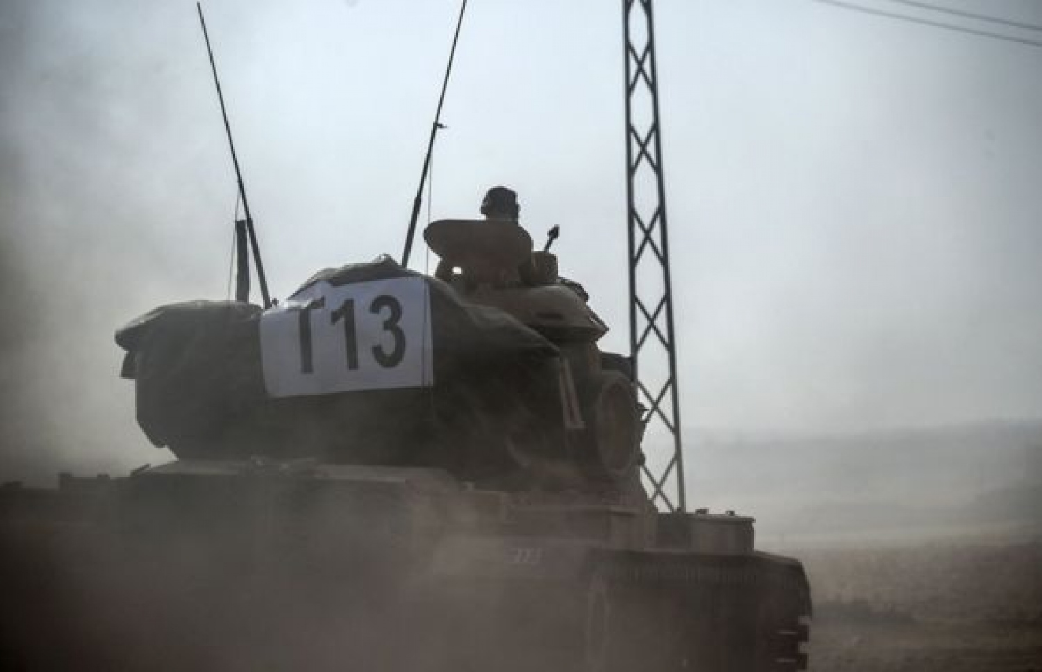 އައިއެސްގެ ބާރުގެ ދަށުން ޖަރާބްލްސް މިނިވަން ކުރުމުގައި ގިނަ އަދަދެއްގެ ޓޭންކު ވަނީ ބައިވެރިވެފައި. --ފޮޓޯ:އޭއެފްޕީ