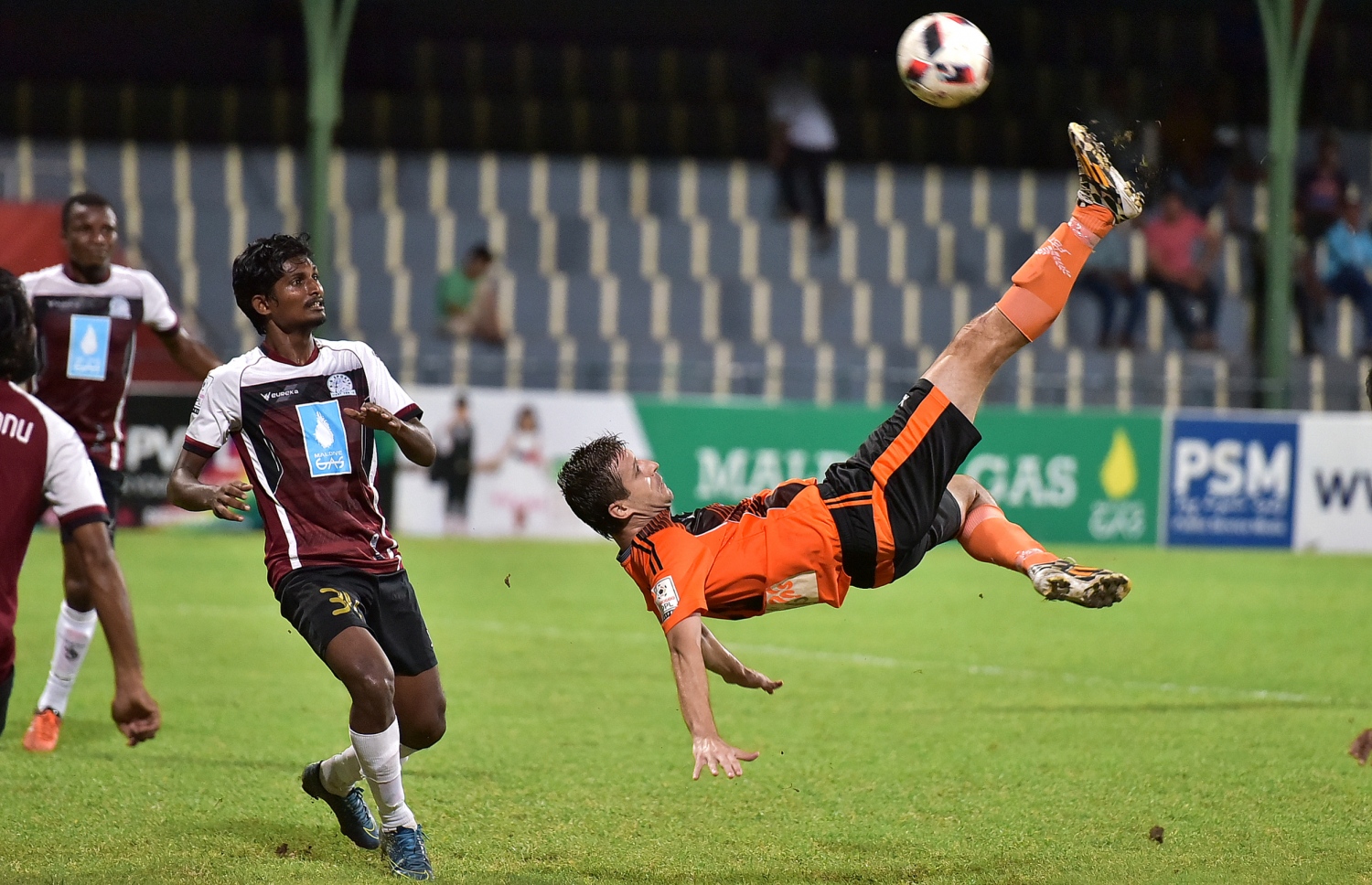 އީގަލްސްގެ މެސެޑޯނިއާ ފޯވާޑް ރިސްޓޭ (ކ) އޯވަހެޑް ކިކަކުން ބޯޅަ ފޮނުވާލަނީ.-- ފޮޓޯ: ނިޝާން އަލީ/ މިހާރު