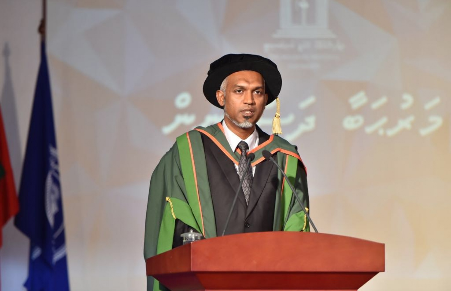 މާލެ، އޮގަސްޓް 25، 2016- މޯލްޑިވްސް ނެޝަނަލް ޔުނިވަސިޓީ (އެމްއެންޔޫ)ގެ 2016 ވަނަ އަހަރުގެ ދަސްވެނިވުމުގެ ހަފުލާގެ ޝަރަފުވެރި މެހުމާން ހައުސިން މިނިސްޓަރު މުހައްމަދު މުއިއްޒު ވާހަކަ ދައްކަވަނީ: ދިވެހިރާއްޖޭގެ ގައުމީ ޔުނިވަސިޓީން ރޭ 558 ދަރިވަރުން ގްރެޖުއޭޓްވި.---ފޮޓޯ: މުހައްމަދު ޝަރުހާން/މިހާރު