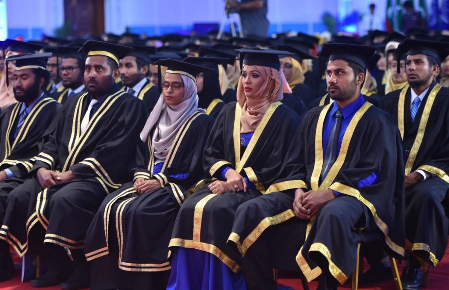 ގައުމީ ޔުނިވާސިޓީން ދަސްވެނިވި ބައެއް ދަރިވަރުން: ރޭ ވަނީ 500އަށްވުރެ ގިނަ ދަރިވަރުން ދަސްވެނިވެފައި.-- ފޮޓޯ: މުހައްމަދު ޝަރުހާން/މިހާރު