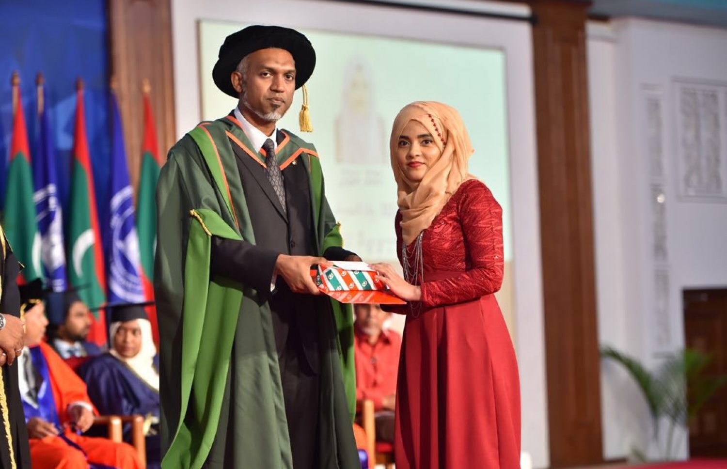 ގައުމީ ޔުނިވާސިޓީން ރޭ ދަސްވެނިވި ދަރިވަރަކަށް މިނިސްޓަރު މުއިއްޒު އިނާމު ހަވާލުކޮށްދެއްވަނީ.-- ފޮޓޯ: މުހައްމަދު ޝަރުހާން/މިހާރު