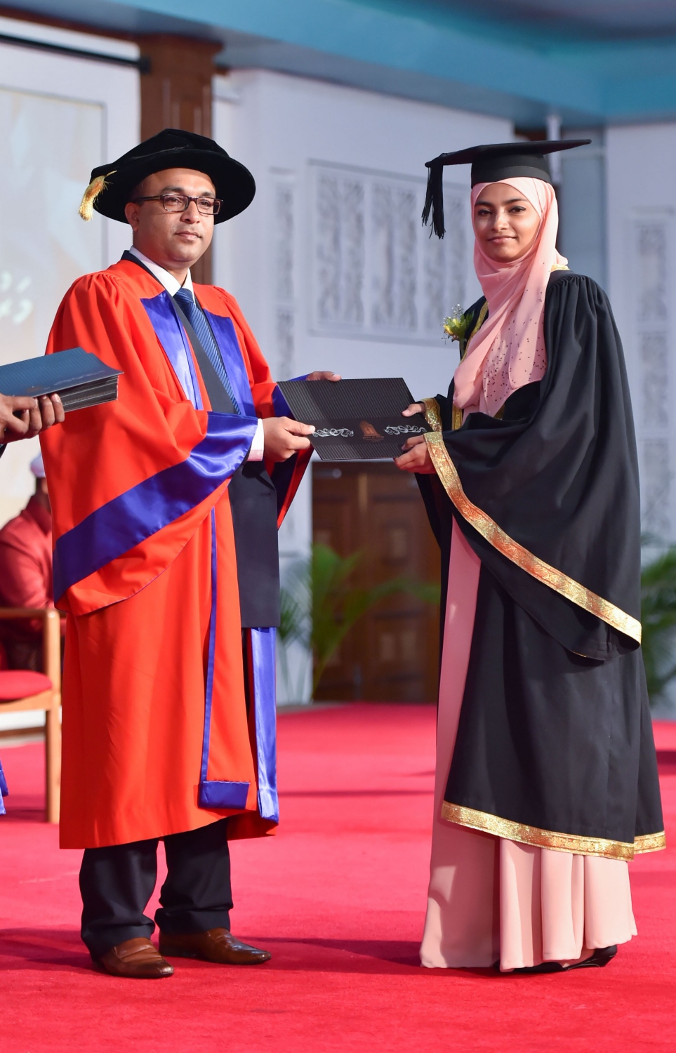 މާލެ، އޮގަސްޓް 25، 2016- މޯލްޑިވްސް ނެޝަނަލް ޔުނިވަސިޓީ (އެމްއެންޔޫ) އިން 2016 ވަނަ އަހަރު ދަސްވެނިވުމުނު ދަރިވަރަަކަށް ސެޓްފިކެޓް ދެއްވަނީ: ދިވެހިރާއްޖޭގެ ގައުމީ ޔުނިވަސިޓީން ރޭ 558 ދަރިވަރުން ގްރެޖުއޭޓްވި.---ފޮޓޯ: މުހައްމަދު ޝަރުހާން/މިހާރު