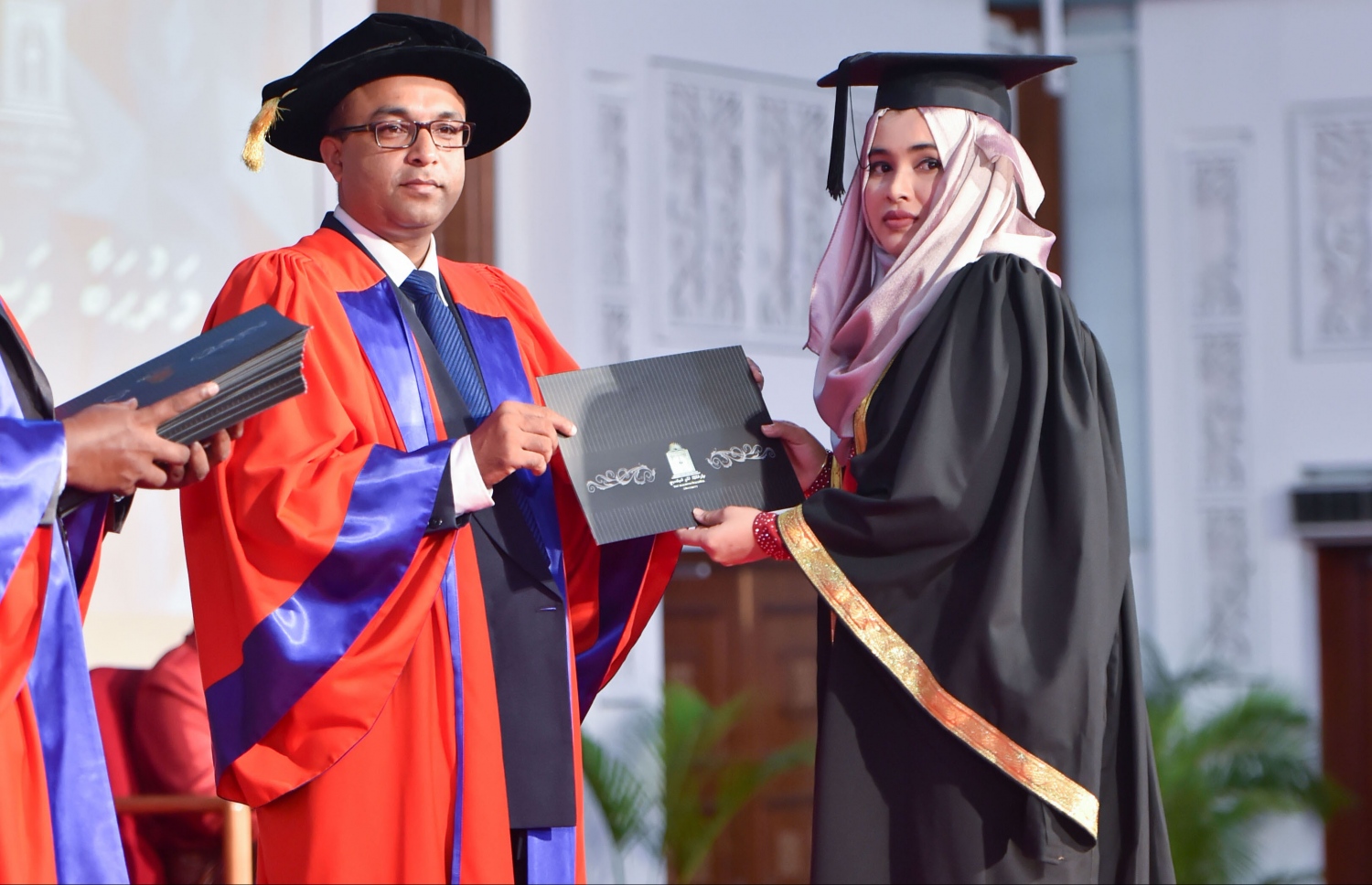 މާލެ، އޮގަސްޓް 25، 2016- މޯލްޑިވްސް ނެޝަނަލް ޔުނިވަސިޓީ (އެމްއެންޔޫ) އިން 2016 ވަނަ އަހަރު ދަސްވެނިވުމުނު ދަރިވަރަަކަށް ސެޓްފިކެޓް ދެއްވަނީ: ދިވެހިރާއްޖޭގެ ގައުމީ ޔުނިވަސިޓީން ރޭ 558 ދަރިވަރުން ގްރެޖުއޭޓްވި.---ފޮޓޯ: މުހައްމަދު ޝަރުހާން/މިހާރު