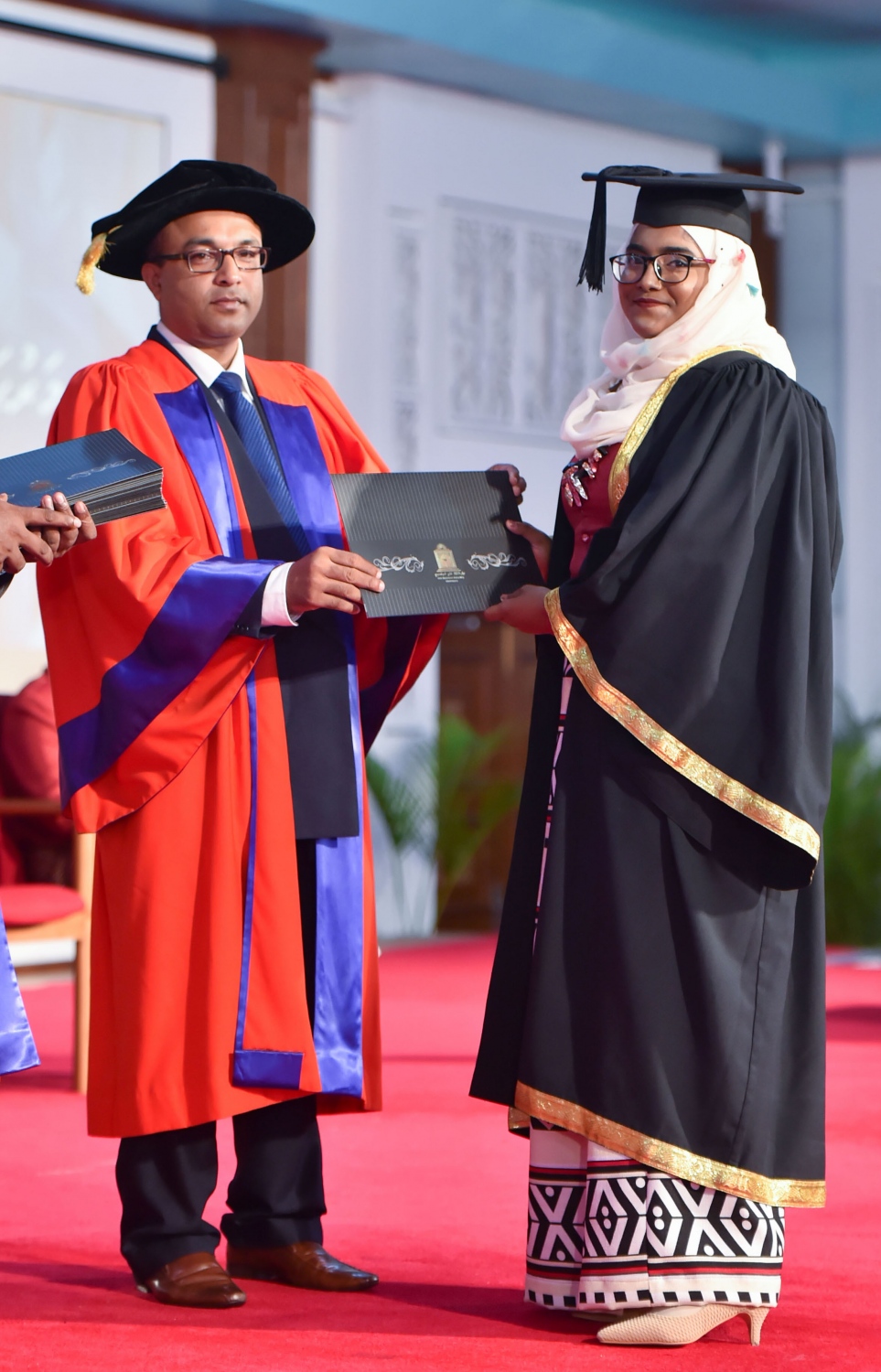 މާލެ، އޮގަސްޓް 25، 2016- މޯލްޑިވްސް ނެޝަނަލް ޔުނިވަސިޓީ (އެމްއެންޔޫ) އިން 2016 ވަނަ އަހަރު ދަސްވެނިވުމުނު ދަރިވަރަަކަށް ސެޓްފިކެޓް ދެއްވަނީ: ދިވެހިރާއްޖޭގެ ގައުމީ ޔުނިވަސިޓީން ރޭ 558 ދަރިވަރުން ގްރެޖުއޭޓްވި.---ފޮޓޯ: މުހައްމަދު ޝަރުހާން/މިހާރު