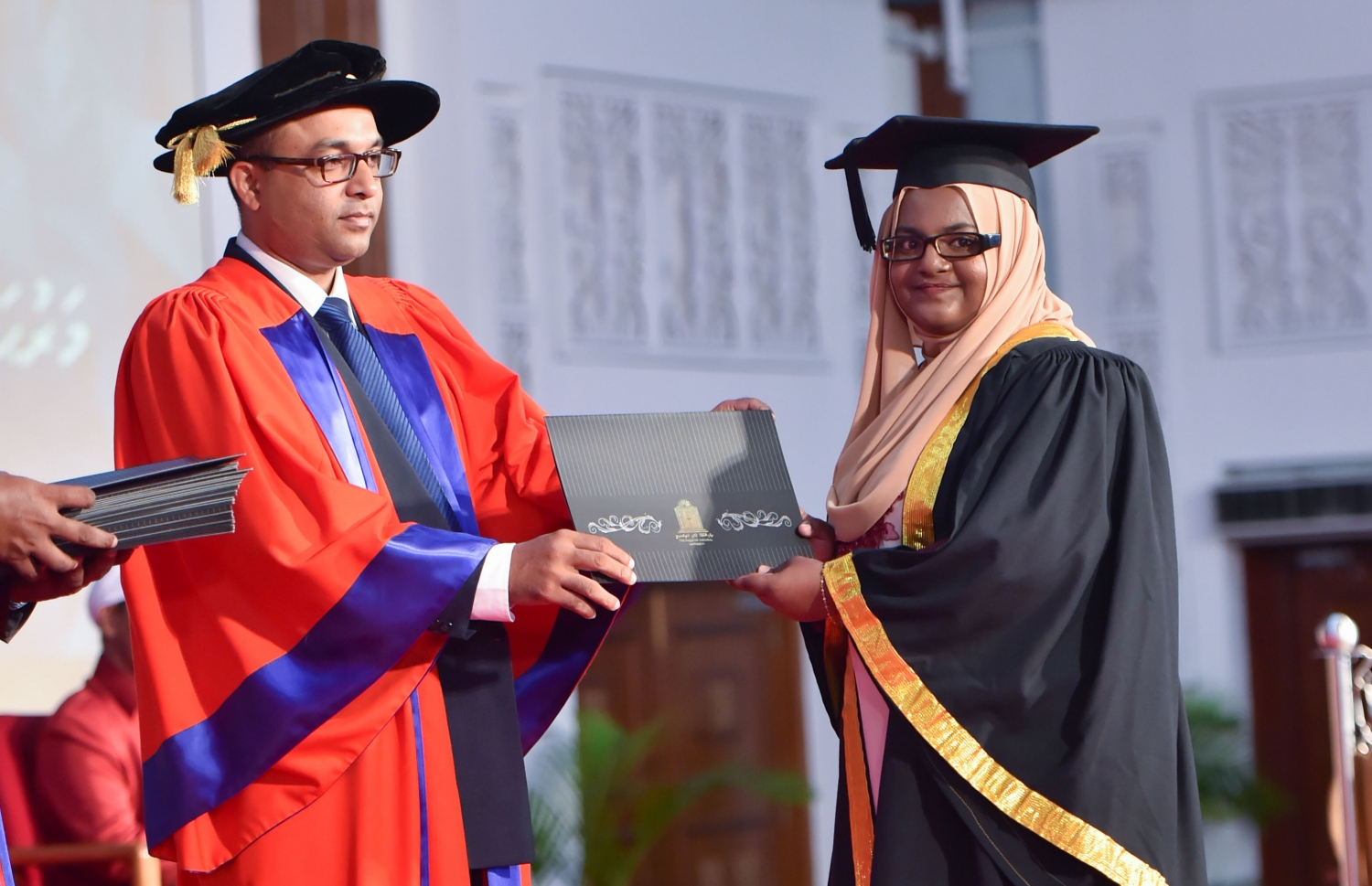 މާލެ، އޮގަސްޓް 25، 2016- މޯލްޑިވްސް ނެޝަނަލް ޔުނިވަސިޓީ (އެމްއެންޔޫ) އިން 2016 ވަނަ އަހަރު ދަސްވެނިވުމުނު ދަރިވަރަަކަށް ސެޓްފިކެޓް ދެއްވަނީ: ދިވެހިރާއްޖޭގެ ގައުމީ ޔުނިވަސިޓީން ރޭ 558 ދަރިވަރުން ގްރެޖުއޭޓްވި.---ފޮޓޯ: މުހައްމަދު ޝަރުހާން/މިހާރު