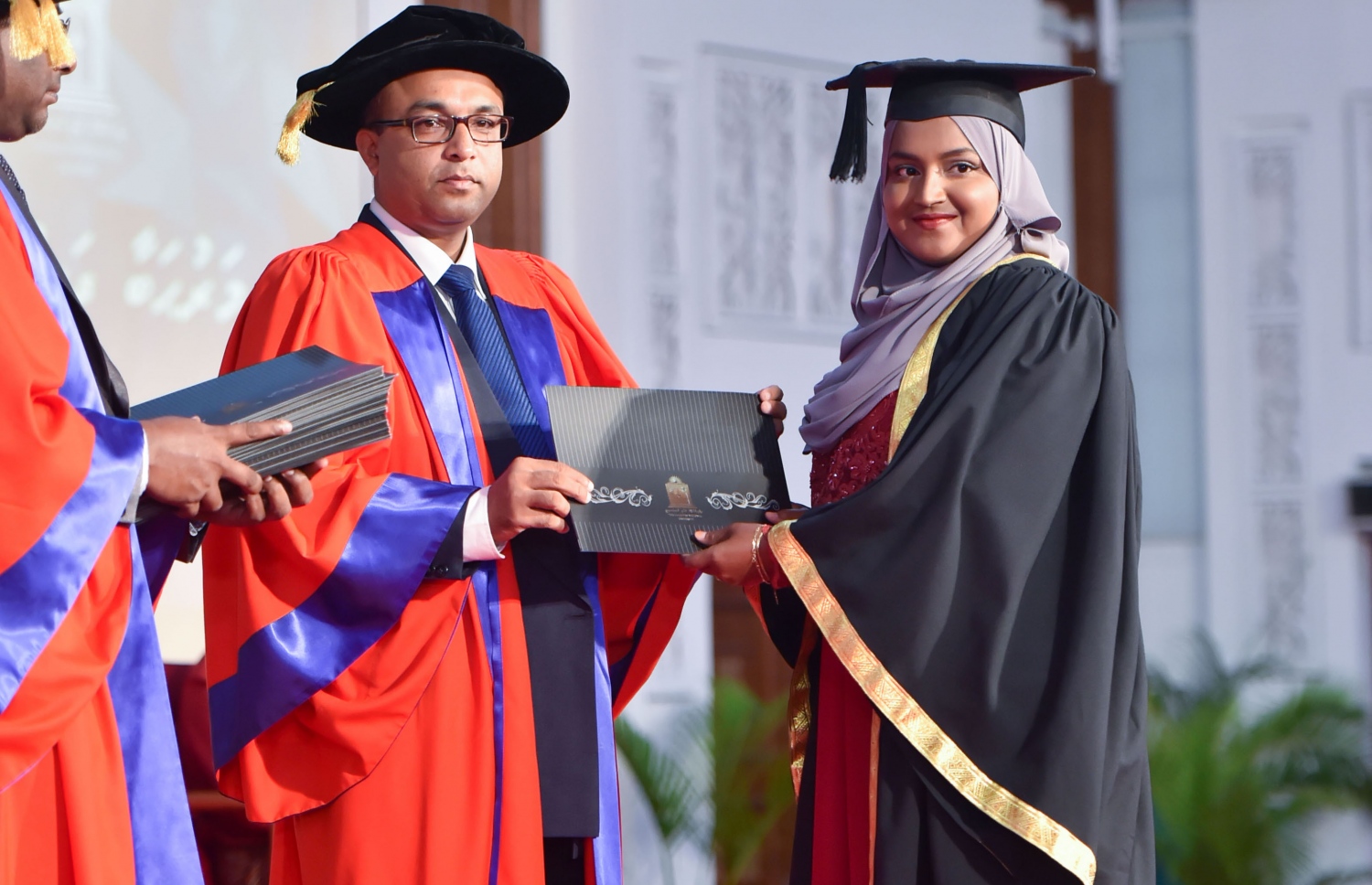 މާލެ، އޮގަސްޓް 25، 2016- މޯލްޑިވްސް ނެޝަނަލް ޔުނިވަސިޓީ (އެމްއެންޔޫ) އިން 2016 ވަނަ އަހަރު ދަސްވެނިވުމުނު ދަރިވަރަަކަށް ސެޓްފިކެޓް ދެއްވަނީ: ދިވެހިރާއްޖޭގެ ގައުމީ ޔުނިވަސިޓީން ރޭ 558 ދަރިވަރުން ގްރެޖުއޭޓްވި.---ފޮޓޯ: މުހައްމަދު ޝަރުހާން/މިހާރު