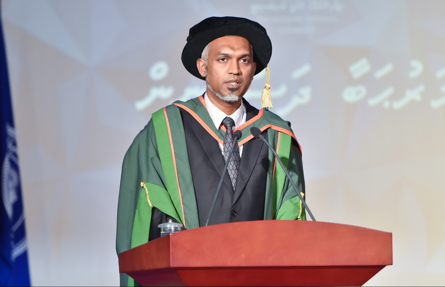 މާލެ، އޮގަސްޓް 25، 2016- މޯލްޑިވްސް ނެޝަނަލް ޔުނިވަސިޓީ (އެމްއެންޔޫ)ގެ 2016 ވަނަ އަހަރުގެ ދަސްވެނިވުމުގެ ހަފުލާގެ ޝަރަފުވެރި މެހުމާން ހައުސިން މިނިސްޓަރު މުހައްމަދު މުއިއްޒު ވާހަކަ ދައްކަވަނީ: ދިވެހިރާއްޖޭގެ ގައުމީ ޔުނިވަސިޓީން ރޭ 558 ދަރިވަރުން ގްރެޖުއޭޓްވި.---ފޮޓޯ: މުހައްމަދު ޝަރުހާން/މިހާރު