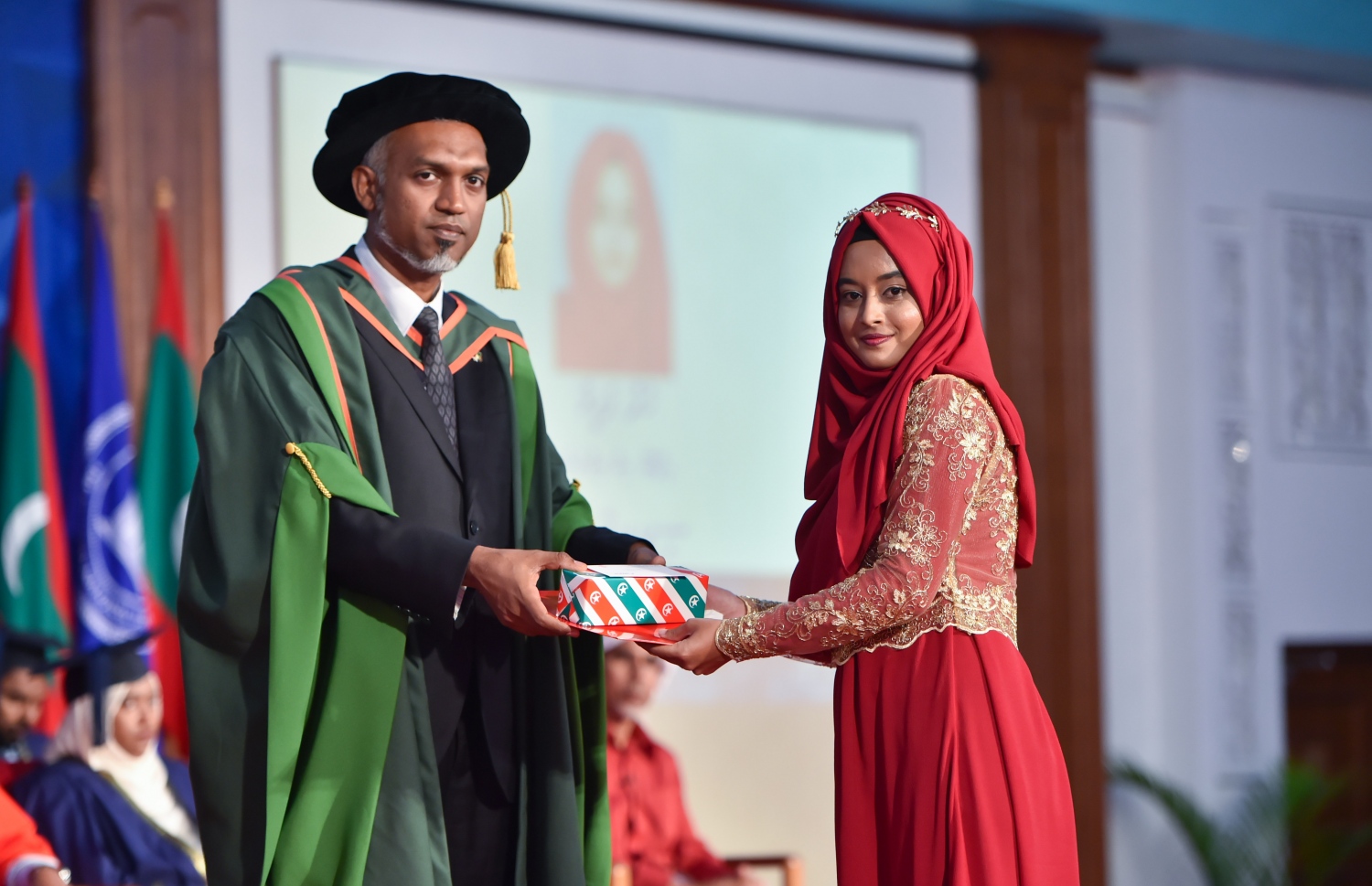 މާލެ، އޮގަސްޓް 25، 2016- މޯލްޑިވްސް ނެޝަނަލް ޔުނިވަސިޓީ (އެމްއެންޔޫ) އިން 2016 ވަނަ އަހަރު ދަސްވެނިވުމުނު ދަރިވަރަަކަށް އެ ހަފުލާގެ ޝަރަފުވެރި މެހުމާން މިނިސްޓަރު މުއިއްޒު އިނާމު ދެއްވަނީ: ދިވެހިރާއްޖޭގެ ގައުމީ ޔުނިވަސިޓީން ރޭ 558 ދަރިވަރުން ގްރެޖުއޭޓްވި.---ފޮޓޯ: މުހައްމަދު ޝަރުހާން/މިހާރު