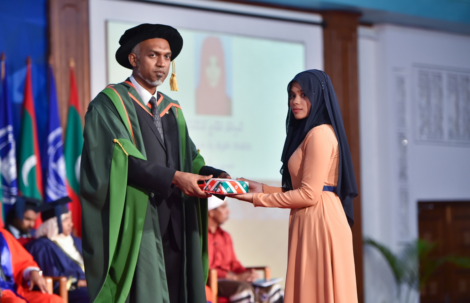 މާލެ، އޮގަސްޓް 25، 2016- މޯލްޑިވްސް ނެޝަނަލް ޔުނިވަސިޓީ (އެމްއެންޔޫ) އިން 2016 ވަނަ އަހަރު ދަސްވެނިވުމުނު ދަރިވަރަަކަށް ސެޓްފިކެޓް ދެއްވަނީ: ދިވެހިރާއްޖޭގެ ގައުމީ ޔުނިވަސިޓީން ރޭ 558 ދަރިވަރުން ގްރެޖުއޭޓްވި.---ފޮޓޯ: މުހައްމަދު ޝަރުހާން/މިހާރު