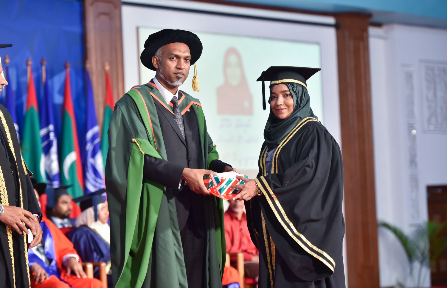 މާލެ، އޮގަސްޓް 25، 2016- މޯލްޑިވްސް ނެޝަނަލް ޔުނިވަސިޓީ (އެމްއެންޔޫ) އިން 2016 ވަނަ އަހަރު ދަސްވެނިވުމުނު ދަރިވަރަަކަށް ސެޓްފިކެޓް ދެއްވަނީ: ދިވެހިރާއްޖޭގެ ގައުމީ ޔުނިވަސިޓީން ރޭ 558 ދަރިވަރުން ގްރެޖުއޭޓްވި.---ފޮޓޯ: މުހައްމަދު ޝަރުހާން/މިހާރު