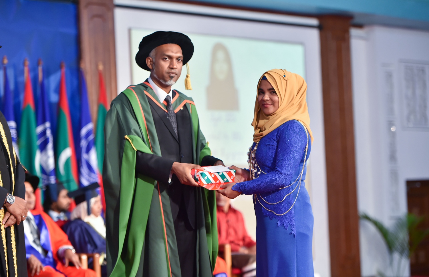 މާލެ، އޮގަސްޓް 25، 2016- މޯލްޑިވްސް ނެޝަނަލް ޔުނިވަސިޓީ (އެމްއެންޔޫ) އިން 2016 ވަނަ އަހަރު ދަސްވެނިވުމުނު ދަރިވަރަަކަށް ސެޓްފިކެޓް ދެއްވަނީ: ދިވެހިރާއްޖޭގެ ގައުމީ ޔުނިވަސިޓީން ރޭ 558 ދަރިވަރުން ގްރެޖުއޭޓްވި.---ފޮޓޯ: މުހައްމަދު ޝަރުހާން/މިހާރު