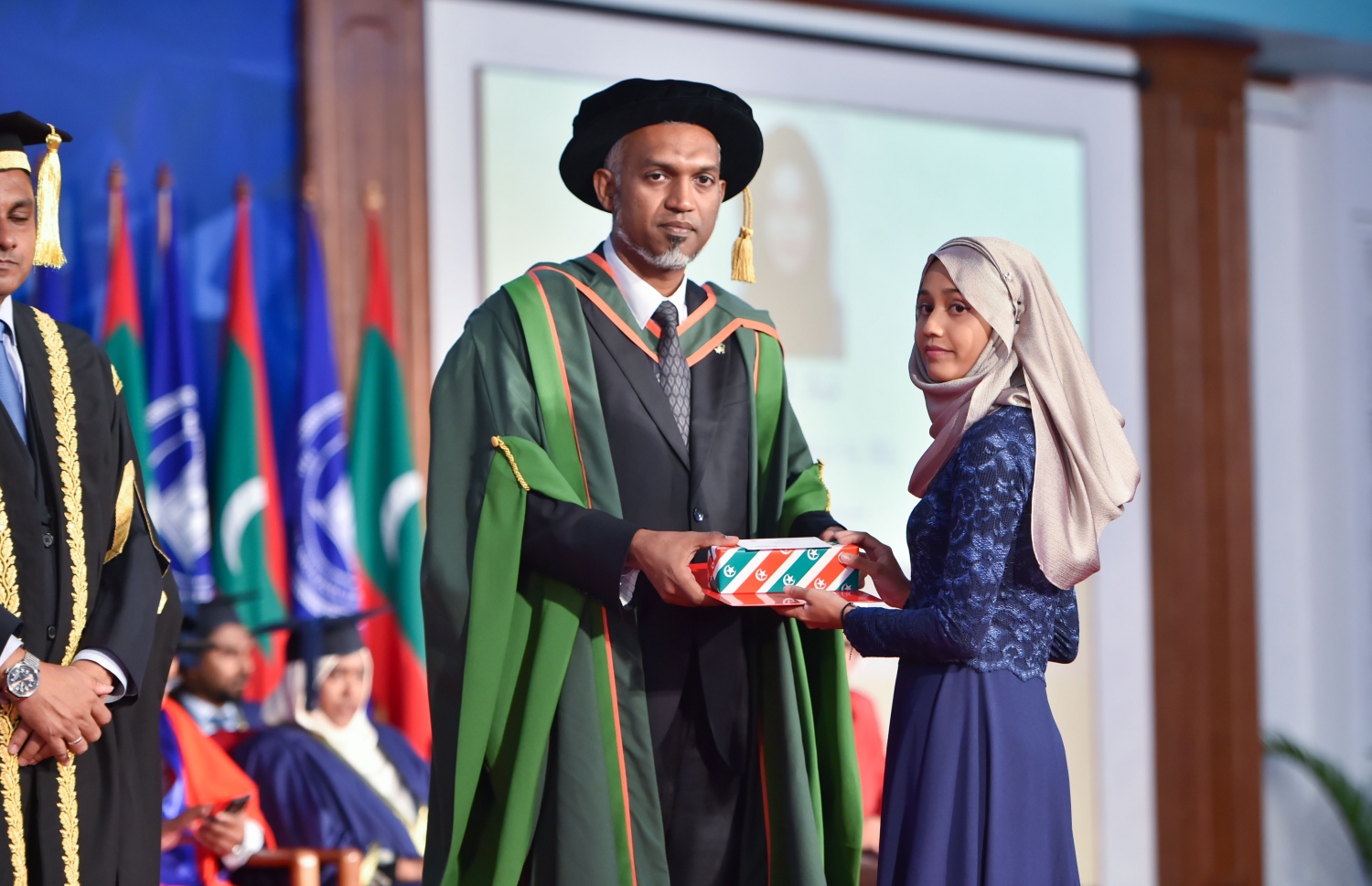 މާލެ، އޮގަސްޓް 25، 2016- މޯލްޑިވްސް ނެޝަނަލް ޔުނިވަސިޓީ (އެމްއެންޔޫ) އިން 2016 ވަނަ އަހަރު ދަސްވެނިވުމުނު ދަރިވަރަަކަށް ސެޓްފިކެޓް ދެއްވަނީ: ދިވެހިރާއްޖޭގެ ގައުމީ ޔުނިވަސިޓީން ރޭ 558 ދަރިވަރުން ގްރެޖުއޭޓްވި.---ފޮޓޯ: މުހައްމަދު ޝަރުހާން/މިހާރު