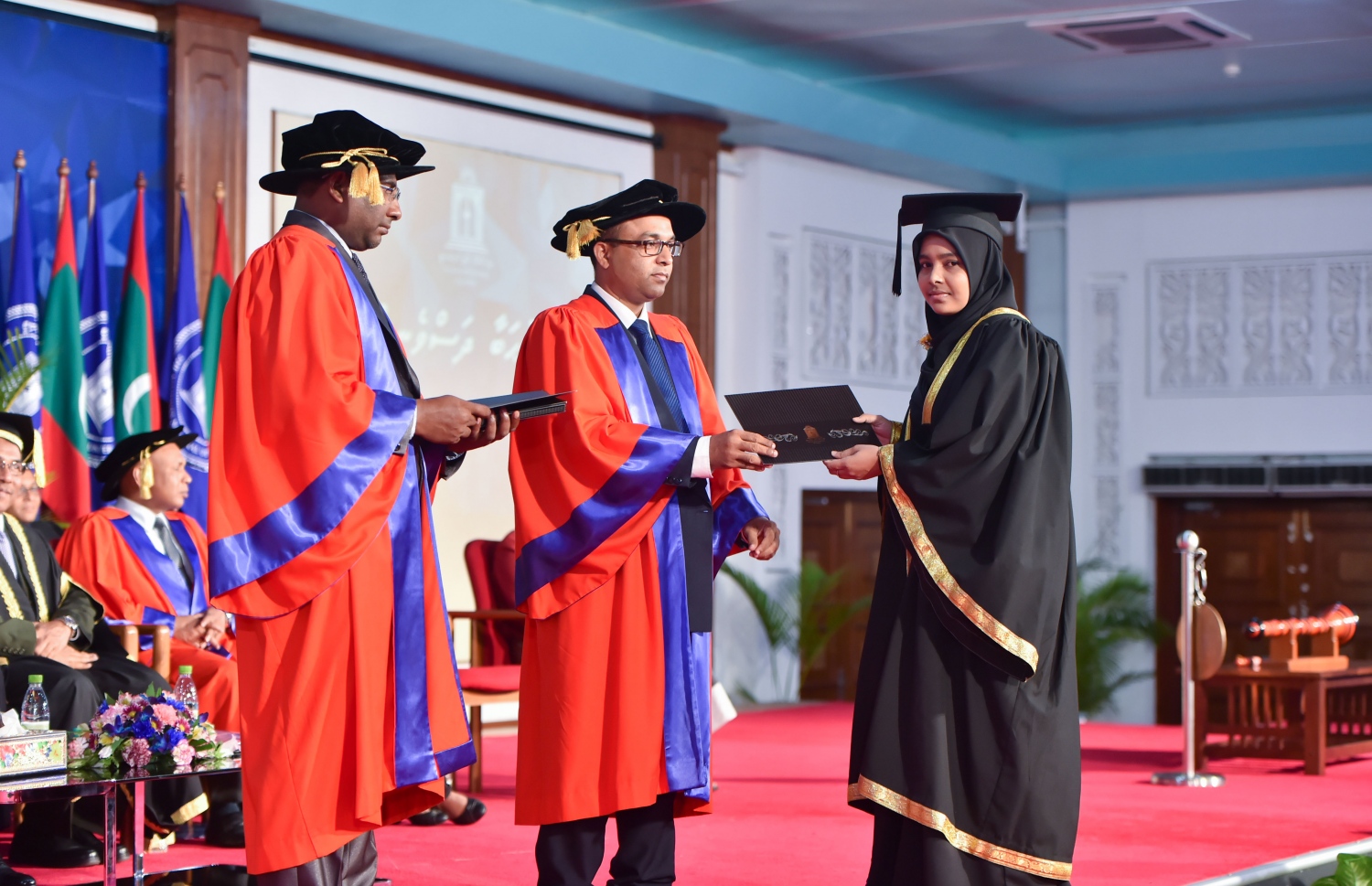 މާލެ، އޮގަސްޓް 25، 2016- މޯލްޑިވްސް ނެޝަނަލް ޔުނިވަސިޓީ (އެމްއެންޔޫ) އިން 2016 ވަނަ އަހަރު ދަސްވެނިވުމުނު ދަރިވަރަަކަށް ސެޓްފިކެޓް ދެއްވަނީ: ދިވެހިރާއްޖޭގެ ގައުމީ ޔުނިވަސިޓީން ރޭ 558 ދަރިވަރުން ގްރެޖުއޭޓްވި.---ފޮޓޯ: މުހައްމަދު ޝަރުހާން/މިހާރު