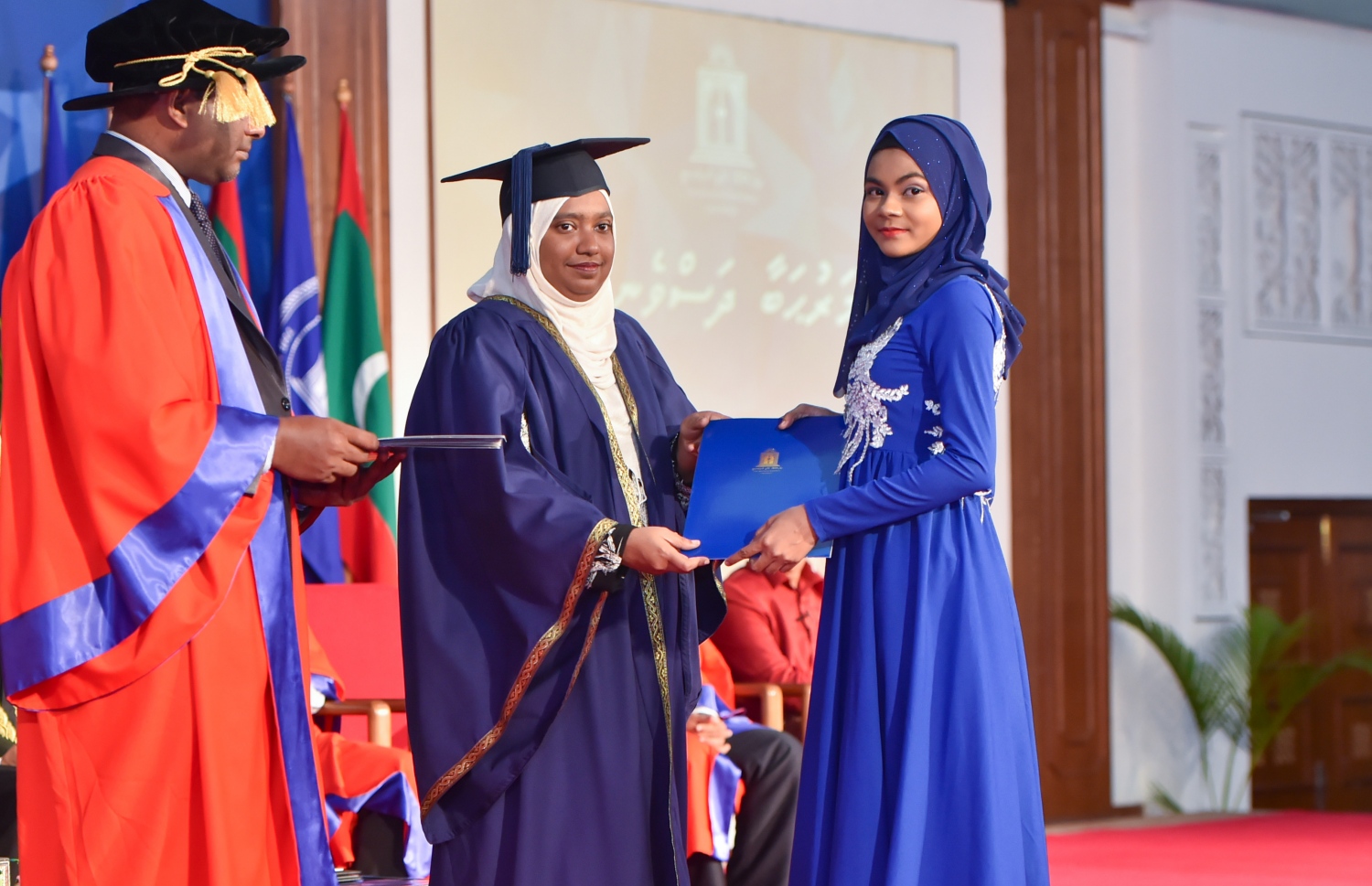 މާލެ، އޮގަސްޓް 25، 2016- މޯލްޑިވްސް ނެޝަނަލް ޔުނިވަސިޓީ (އެމްއެންޔޫ) އިން 2016 ވަނަ އަހަރު ދަސްވެނިވުމުނު ދަރިވަރަަކަށް ސެޓްފިކެޓް ދެއްވަނީ: ދިވެހިރާއްޖޭގެ ގައުމީ ޔުނިވަސިޓީން ރޭ 558 ދަރިވަރުން ގްރެޖުއޭޓްވި.---ފޮޓޯ: މުހައްމަދު ޝަރުހާން/މިހާރު