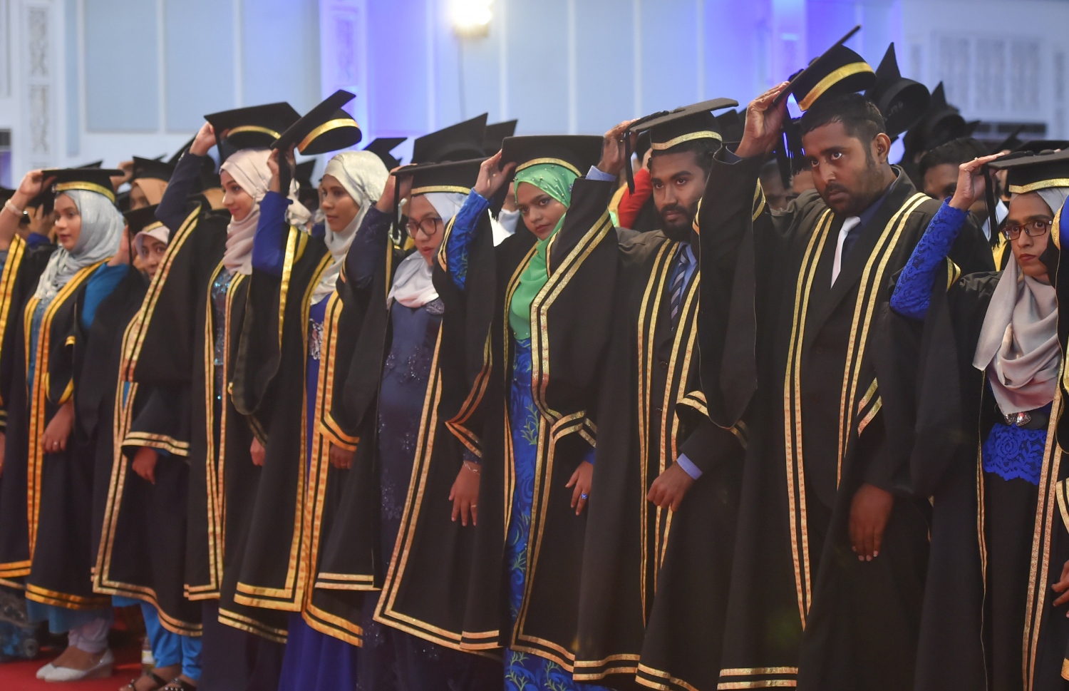 މާލެ، އޮގަސްޓް 25، 2016- މޯލްޑިވްސް ނެޝަނަލް ޔުނިވަސިޓީ (އެމްއެންޔޫ)ގެ 2016 ވަނަ އަހަރުގެ ދަސްވެނިވުމުގެ ހަފުލާގެ ތެރެއިން: ދިވެހިރާއްޖޭގެ ގައުމީ ޔުނިވަސިޓީން ރޭ 558 ދަރިވަރުން ގްރެޖުއޭޓްވި.---ފޮޓޯ: މުހައްމަދު ޝަރުހާން/މިހާރު