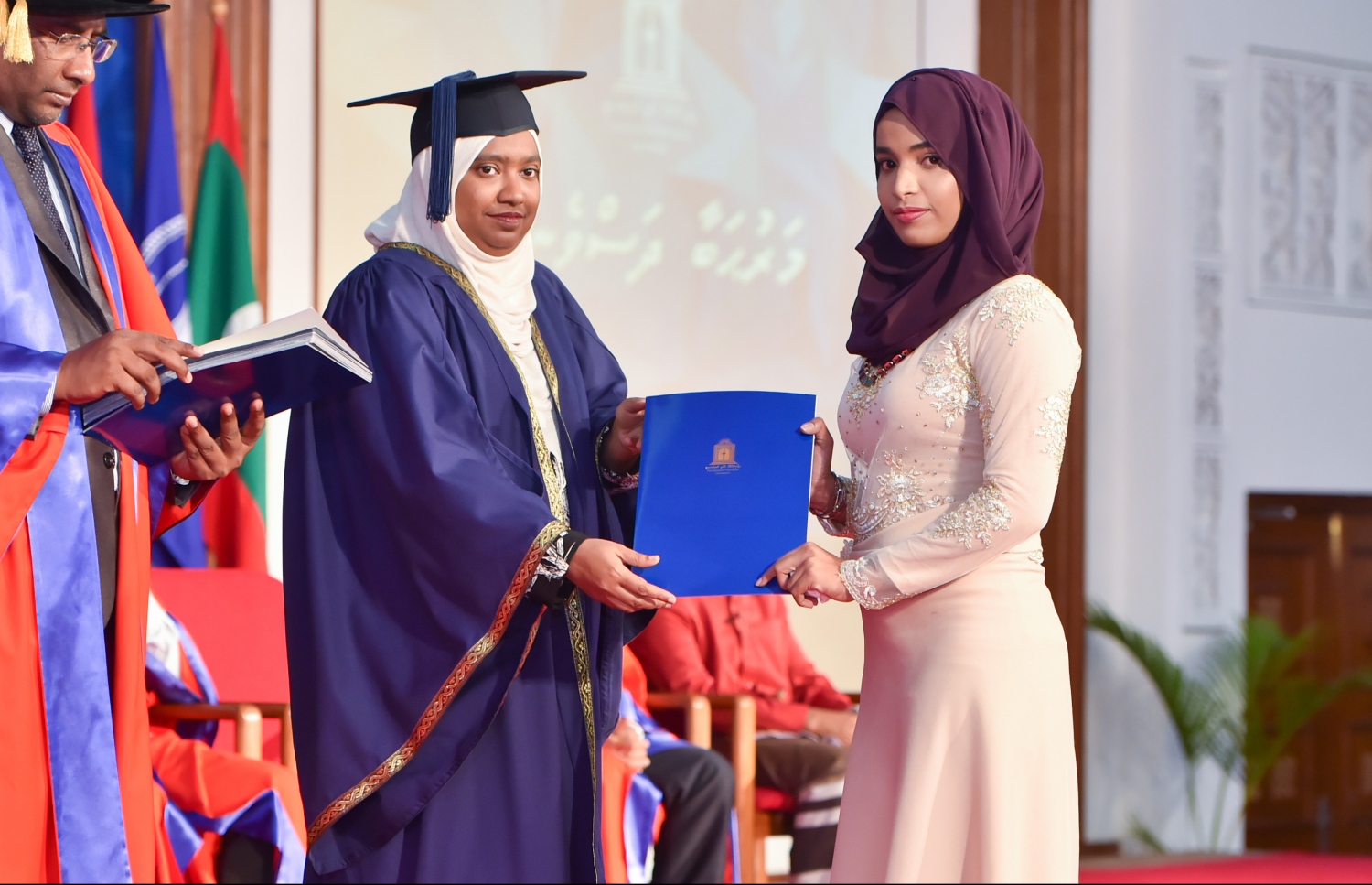 މާލެ، އޮގަސްޓް 25، 2016- މޯލްޑިވްސް ނެޝަނަލް ޔުނިވަސިޓީ (އެމްއެންޔޫ) އިން 2016 ވަނަ އަހަރު ދަސްވެނިވުމުނު ދަރިވަރަަކަށް ސެޓްފިކެޓް ދެއްވަނީ: ދިވެހިރާއްޖޭގެ ގައުމީ ޔުނިވަސިޓީން ރޭ 558 ދަރިވަރުން ގްރެޖުއޭޓްވި.---ފޮޓޯ: މުހައްމަދު ޝަރުހާން/މިހާރު