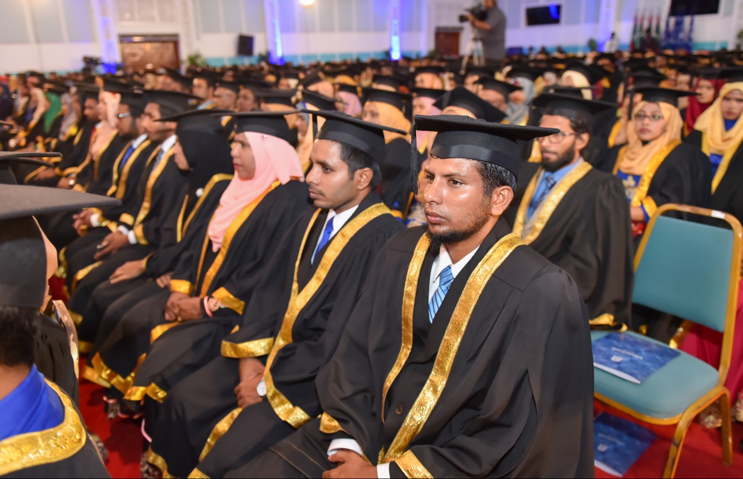 މާލެ، އޮގަސްޓް 25، 2016- މޯލްޑިވްސް ނެޝަނަލް ޔުނިވަސިޓީ (އެމްއެންޔޫ)ގެ 2016 ވަނަ އަހަރުގެ ދަސްވެނިވުމުގެ ހަފުލާގެ ތެރެއިން: ދިވެހިރާއްޖޭގެ ގައުމީ ޔުނިވަސިޓީން ރޭ 558 ދަރިވަރުން ގްރެޖުއޭޓްވި.---ފޮޓޯ: މުހައްމަދު ޝަރުހާން/މިހާރު