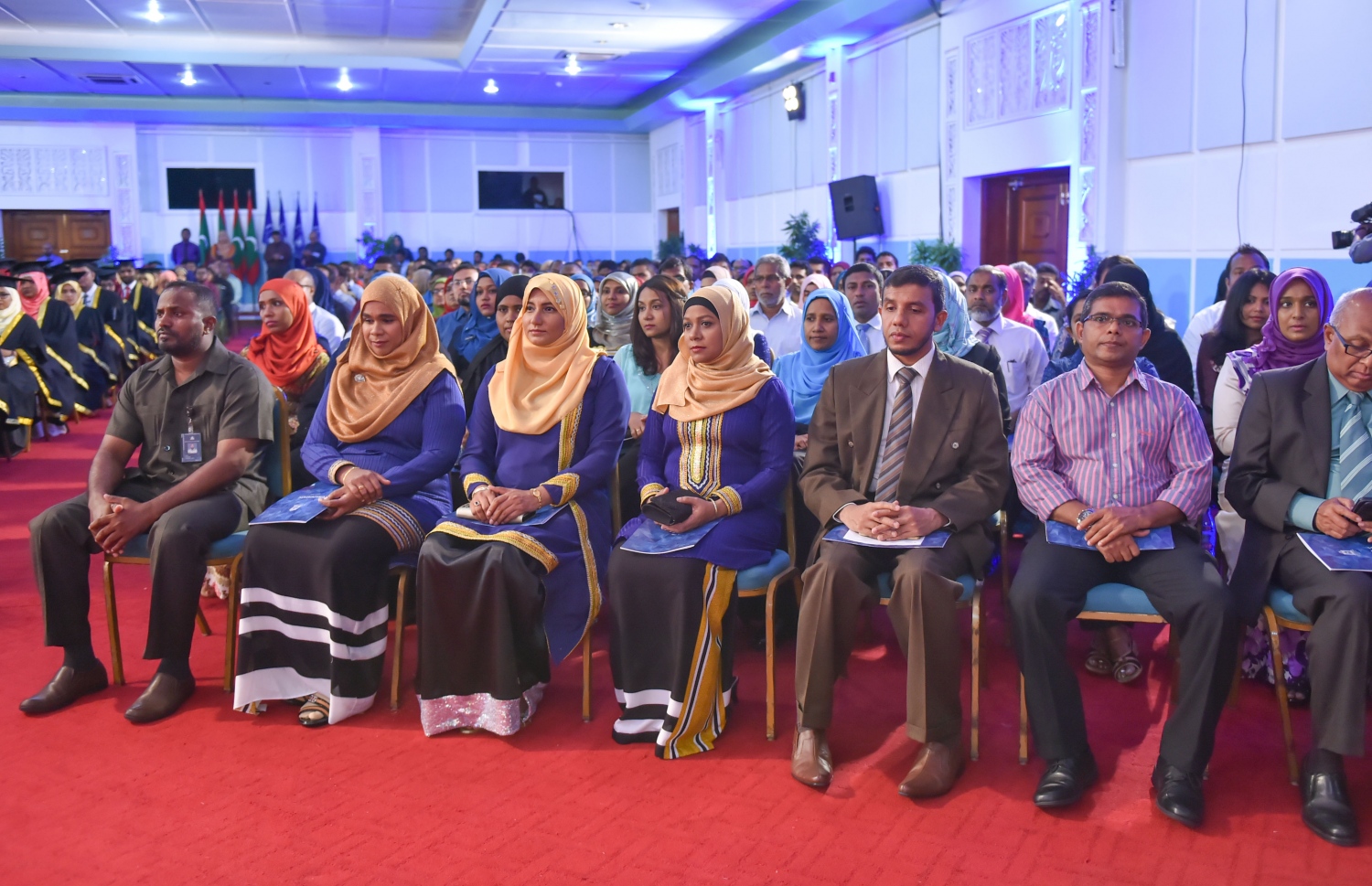 މާލެ، އޮގަސްޓް 25، 2016- މޯލްޑިވްސް ނެޝަނަލް ޔުނިވަސިޓީ (އެމްއެންޔޫ)ގެ 2016 ވަނަ އަހަރުގެ ދަސްވެނިވުމުގެ ހަފުލާގެ ތެރެއިން: ދިވެހިރާއްޖޭގެ ގައުމީ ޔުނިވަސިޓީން ރޭ 558 ދަރިވަރުން ގްރެޖުއޭޓްވި.---ފޮޓޯ: މުހައްމަދު ޝަރުހާން/މިހާރު