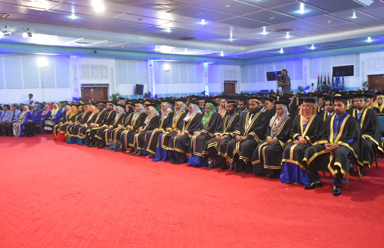 މާލެ، އޮގަސްޓް 25، 2016- މޯލްޑިވްސް ނެޝަނަލް ޔުނިވަސިޓީ (އެމްއެންޔޫ)ގެ 2016 ވަނަ އަހަރުގެ ދަސްވެނިވުމުގެ ހަފުލާގެ ތެރެއިން: ދިވެހިރާއްޖޭގެ ގައުމީ ޔުނިވަސިޓީން ރޭ 558 ދަރިވަރުން ގްރެޖުއޭޓްވި.---ފޮޓޯ: މުހައްމަދު ޝަރުހާން/މިހާރު