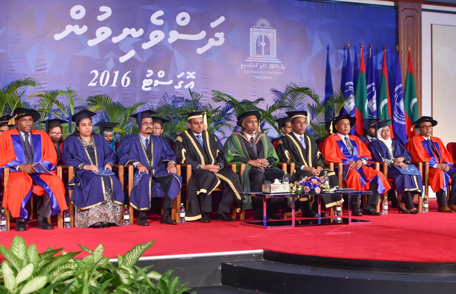 މާލެ، އޮގަސްޓް 25، 2016- މޯލްޑިވްސް ނެޝަނަލް ޔުނިވަސިޓީ (އެމްއެންޔޫ)ގެ 2016 ވަނަ އަހަރުގެ ދަސްވެނިވުމުގެ ހަފުލާގެ ތެރެއިން: ދިވެހިރާއްޖޭގެ ގައުމީ ޔުނިވަސިޓީން ރޭ 558 ދަރިވަރުން ގްރެޖުއޭޓްވި.---ފޮޓޯ: މުހައްމަދު ޝަރުހާން/މިހާރު