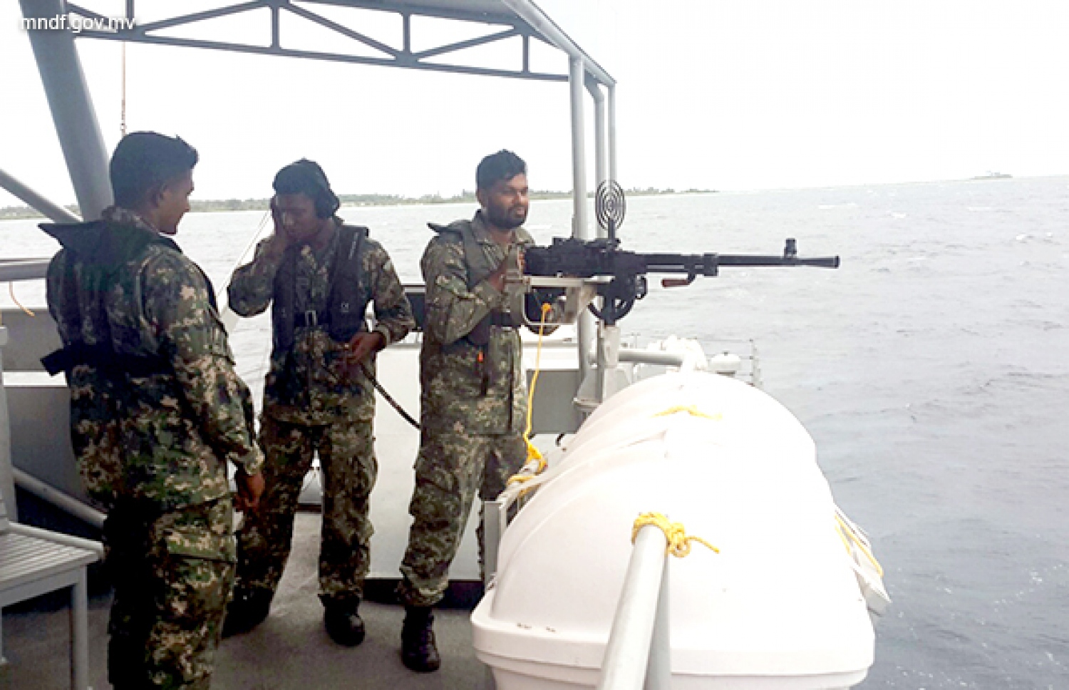 ސިފައިންގެ އަސްކަރީ ތަމްރީންތަކެއް ކަނޑުމަތީގައި ކުރިއަށް ދަނީ. - ފޮޓޯ: އެމްއެންޑީއެފް