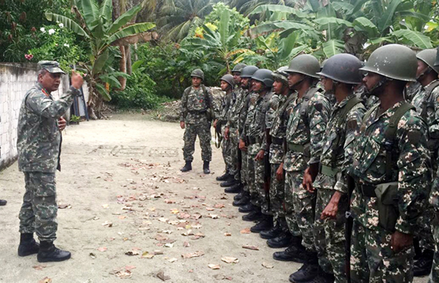 ސިފައިންތަކެއް ރަށެއްގައި ތަމްރީނު ހަދަނީ.---ފައިލް ފޮޓޯ: އެމްއެންޑީއެފް