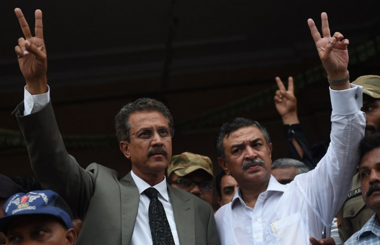 ކަރާޗީގެ އާ މޭޔަރަކަށް އިންތިޚާބުކުރި ވަސީމް އަޚްތަރު އާއި މޭޖަރުގެ ނައިބް އަރުޝަދު ވަހުރާ ކާމިޔާބު ނިޝާން ދައްކާލައްވަނީ. --ފޮޓޯ:އޭއެފްޕީ