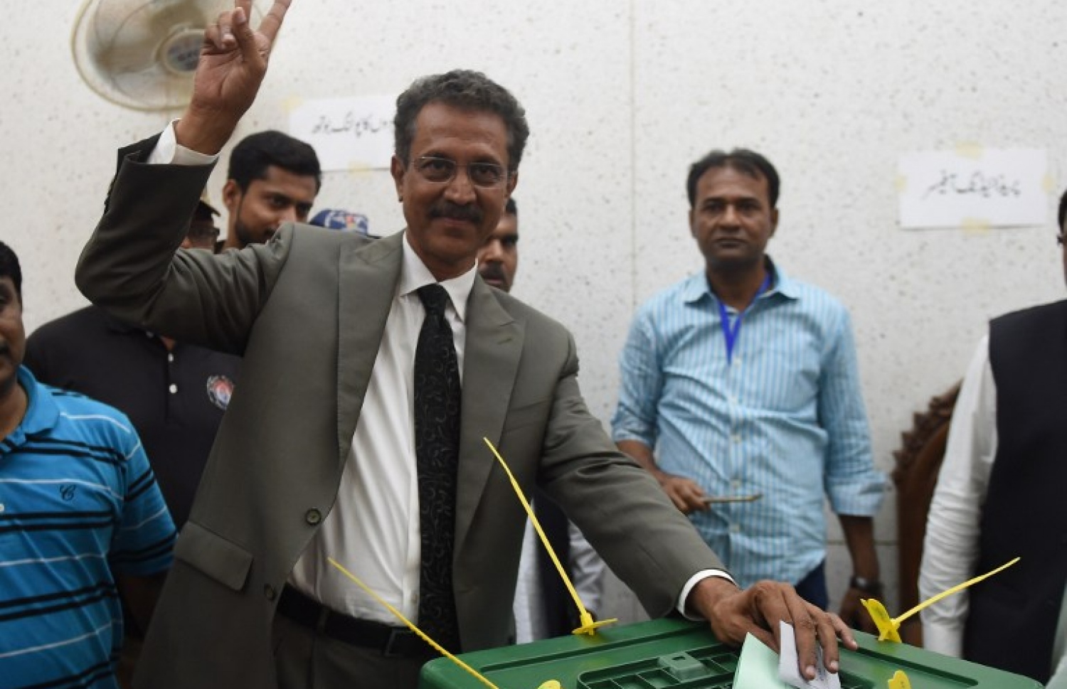 ކަރާޗީގެ އާ މޭޔަރަކަށް އިންތިޚާބުކުރި ވަސީމް އަޚްތަރު ކަރާޗީގެ މޭޔަރު ހޮވި އިންތިޚާބުގައި ވޯޓު ދެނީ. --ފޮޓޯ:އޭއެފްޕީ