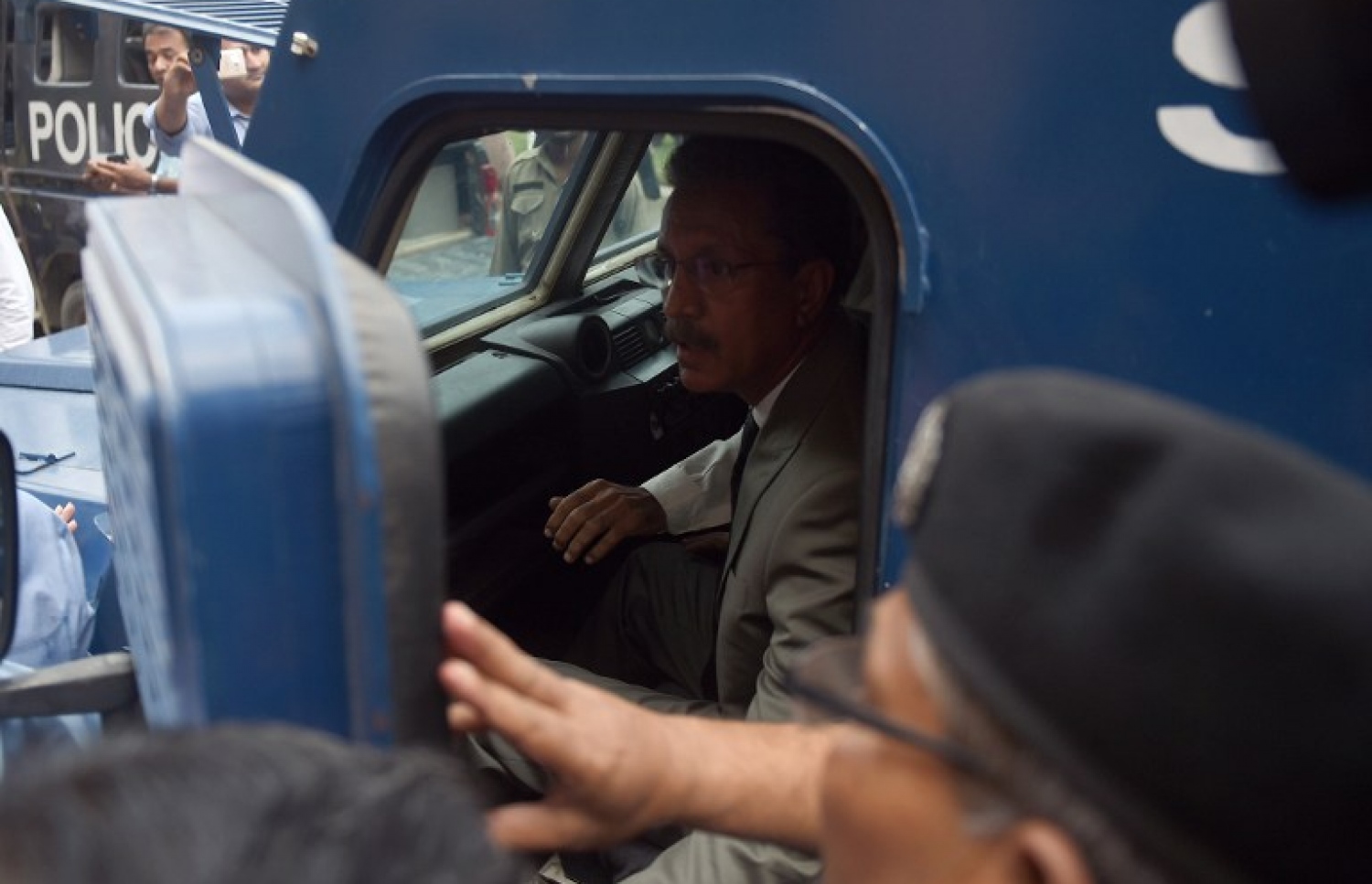 ކަރާޗީގެ އާ މޭޔަރަކަށް އިންތިޚާބުކުރި ވަސީމް އަޚްތަރު ޖަލުން ނެެރެގެން ފުލުހުންގެ ބެލުމުގެ ދަށުން ގެންދަނީ. --ފޮޓޯ:އޭއެފްޕީ