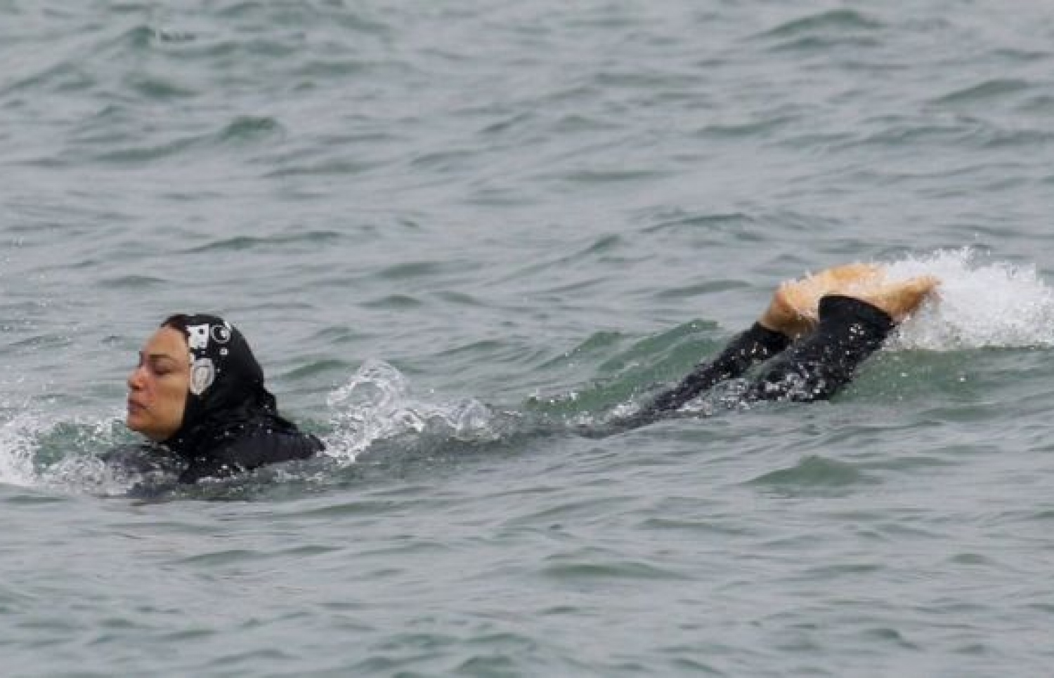 ފްރާންސްގެ މާސޭގެ މޫދުގައި އަންހެނަކު ބުރުގާ އަޅައިގެން ފަތަނީ.