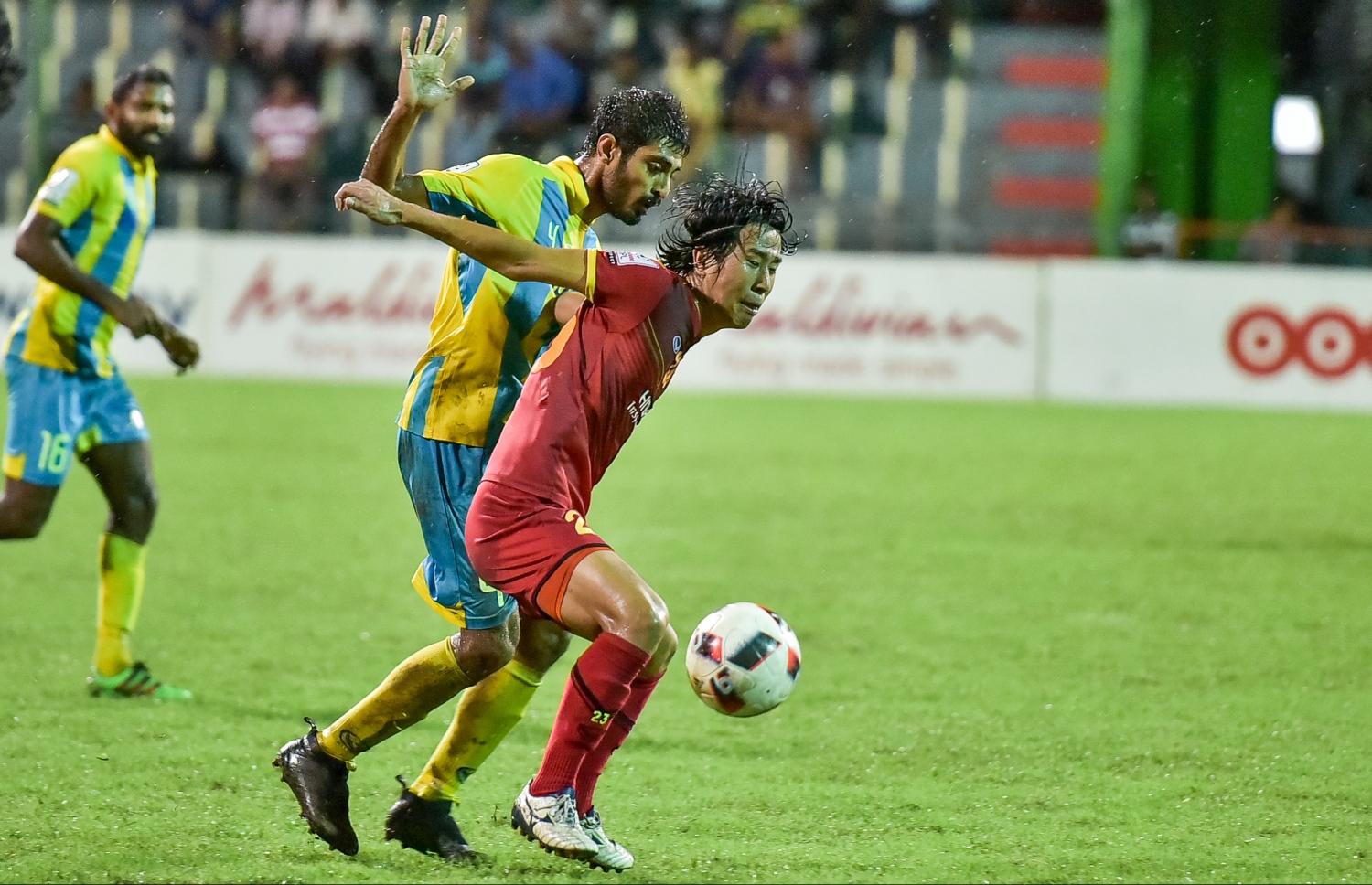 ވިކްޓަރީގެ ޝިމޯނޯ (ކ) އަތުން ބޯޅަ ހޯދަން ވެލެންސިއާގެ ޖެރާޑް މަސައްކަތްކުރަނީ. --ފޮޓޯ: ނިޝާން އަލީ/ މިހާރު