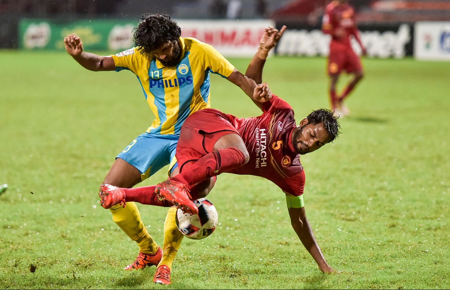 ވިކްޓަރީގެ ރިލްވާން (ކ) އަތުން ބޯޅަ ހޯދަން ވެލެންސިއާގެ އަކުރަމް މަސައްކަތްކުރަނީ.-- ފޮޓޯ: ނިޝާން އަލީ/ މިހާރު