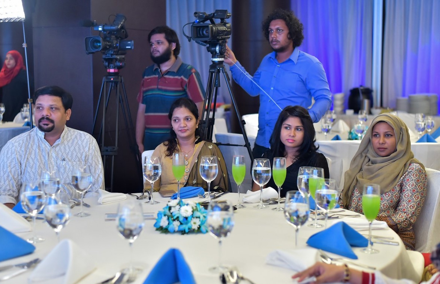 އޭޑީކޭ ހޮސްޕިޓަލުގައި ބޭއްވި ރަސްމިއްޔާތުގައި އެ ހޮސްޕިޓަލްގެ ބައެއް ޑޮކްޓަރުން ބައިވެރިވަނީ: ސިއްހީ ހިދުމަތުގެ ފެންވަރު ރަނގަޅު ކަމަށް އެ ހޮސްޕިޓަލުން ގަބޫލު ކުރޭ-- ފޮޓޯ: މުހައްމަދު ޝަރުހާން/ މިހާރު