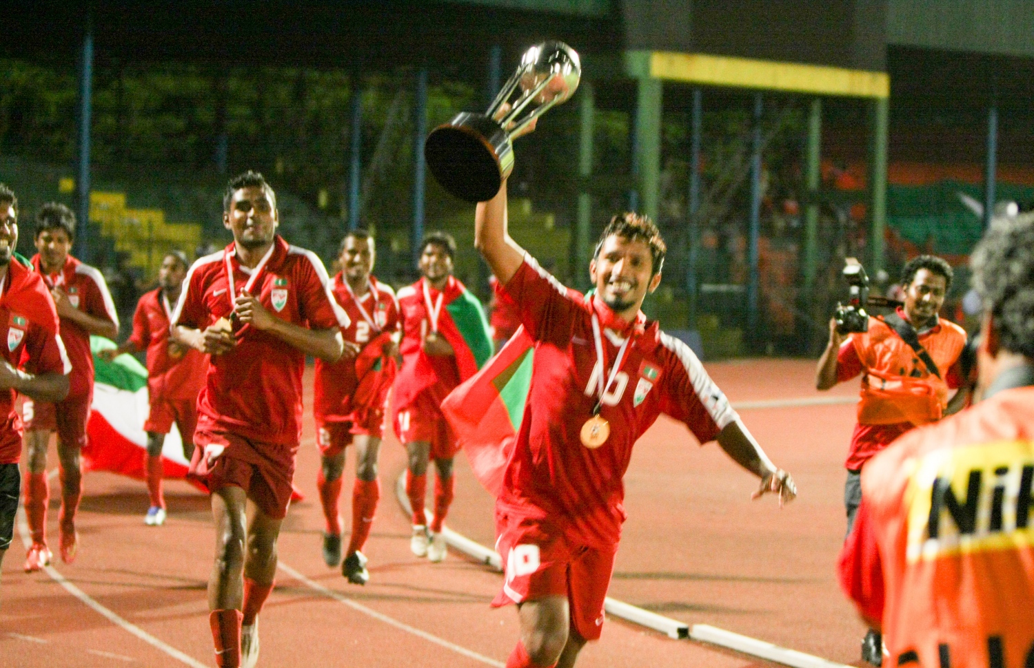 2008 ވަނަ އަހަރުގެ ސާފް ޗެމްޕިއަންޝިޕް ކާމިޔާބުކުރުމަށް ފަހު ރާއްޖޭގެ ކުޅުންތެރިން އުފާފާޅުކުރަނީ. --ފޮޓޯ: ހުސެއިން ސިނާން