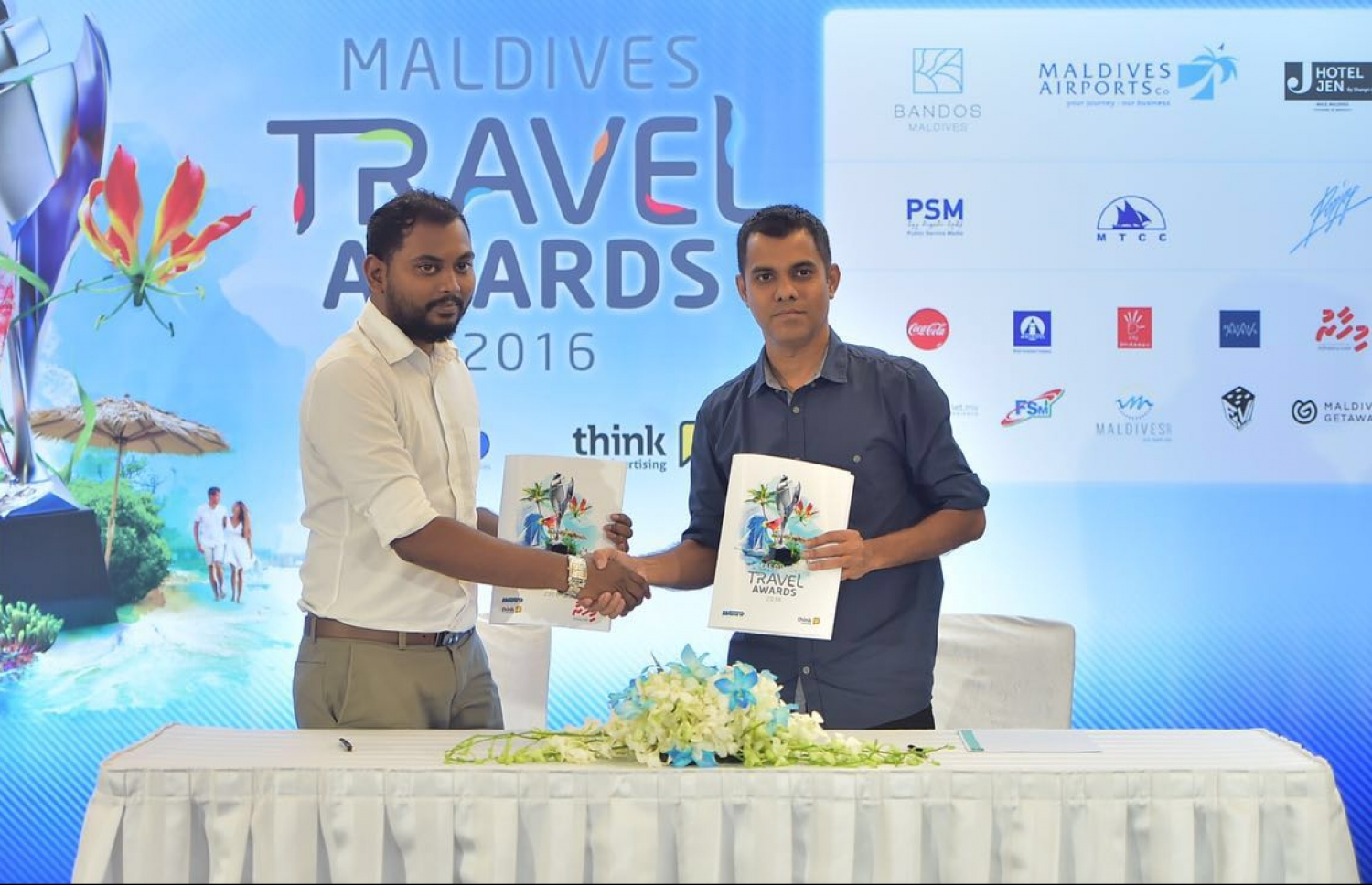 މަޓާޓޯ ޓްރެވަލް އެވޯޑްސްގެ އޮންލައިން މީޑިއާ ޕާޓްނަރުގެ ގޮތުގައި "މިހާރު"ގެ ފަރާތުން ޝައްމޫން ސޮއިކުރެއްވުމަށްފަހު ތިންކްގެ އަދީލްއާ ސަލާމްކުރައްވަނީ. ފޮޓޯ: މުހައްމަދު ޝަރުހާން /މިހާރު