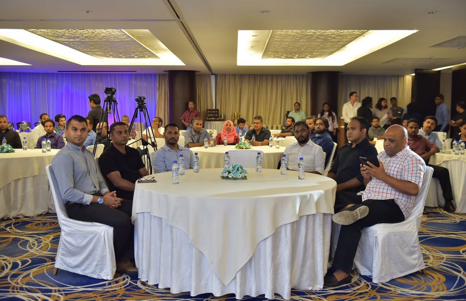 މަޓާޓޯ ޓްރެވަލް އެވޯޑްސްގެ ޕާޓްނަރުންނާއެކު ސޮއިކުރުމަށް މިރޭ ބޭއްވި ހަފުލާގެ ތެރެއިން. ފޮޓޯ: މުހައްމަދު ޝަރުހާން