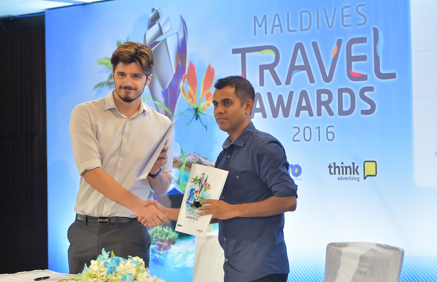 މާލެ: އޮގަސްޓް 27، 2016: މަޓާޓޯ ޓްރެވަލް އެވޯޑްސްގެ ޕާޓްނަރުންނާއެކު ސޮއިކުރުމަށް ހޮޓެލް ޖެންގައި ބޭއްވި ހަފުލާގައި ޕާޓުނަރުން އެއްބަސްވުމުގައި ސޮއި ކުރުމަށްފަހު ސަލާމް ކުރަނީ. ފޮޓޯ: މުހައްމަދު ޝަރުހާން/މިހާރު