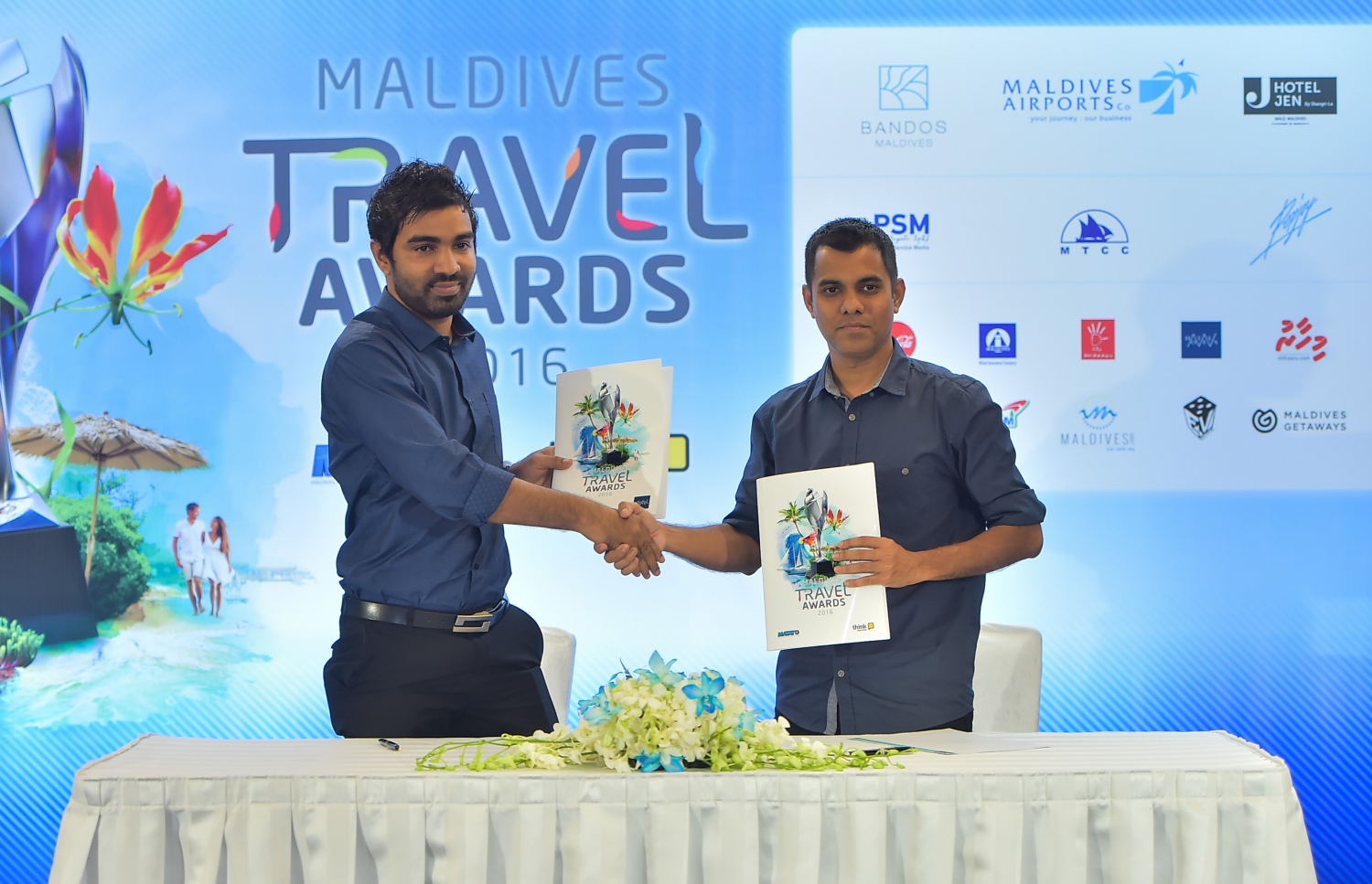 މާލެ: އޮގަސްޓް 27، 2016: މަޓާޓޯ ޓްރެވަލް އެވޯޑްސްގެ ޕާޓްނަރުންނާއެކު ސޮއިކުރުމަށް ހޮޓެލް ޖެންގައި ބޭއްވި ހަފުލާގައި ޕާޓުނަރުން އެއްބަސްވުމުގައި ސޮއި ކުރުމަށްފަހު ސަލާމް ކުރަނީ. ފޮޓޯ: މުހައްމަދު ޝަރުހާން/މިހާރު