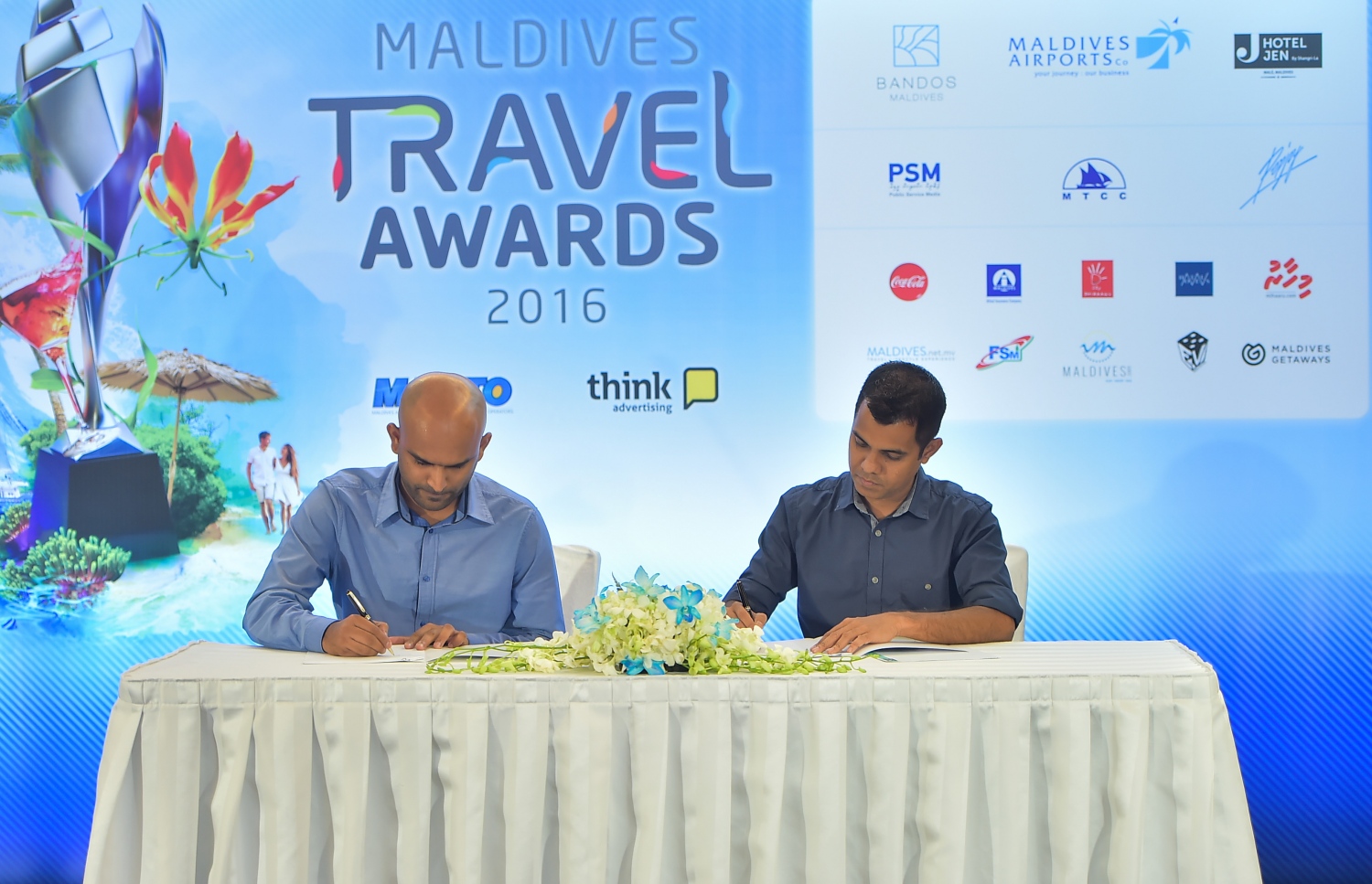 މާލެ: އޮގަސްޓް 27، 2016: މަޓާޓޯ ޓްރެވަލް އެވޯޑްސްގެ ޕާޓްނަރުންނާއެކު ސޮއިކުރުމަށް ހޮޓެލް ޖެންގައި ބޭއްވި ހަފުލާގައި ޕާޓުނަރުން އެއްބަސްވުމުގައި ސޮއި ކުރަނީ. ފޮޓޯ: މުހައްމަދު ޝަރުހާން/މިހާރު