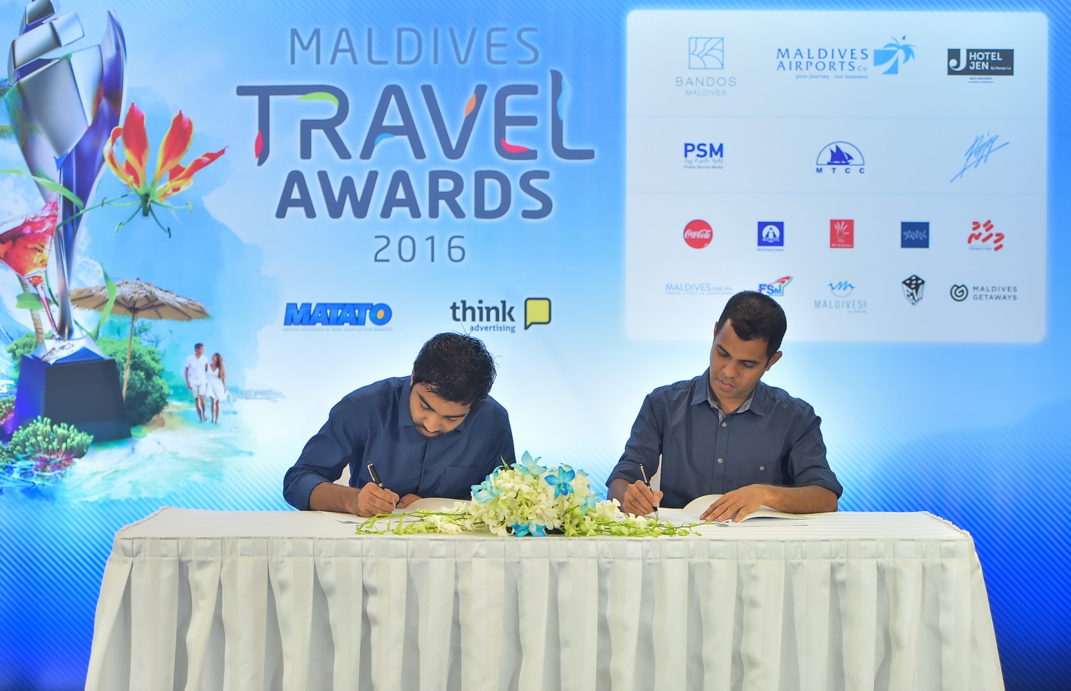 މާލެ: އޮގަސްޓް 27، 2016: މަޓާޓޯ ޓްރެވަލް އެވޯޑްސްގެ ޕާޓްނަރުންނާއެކު ސޮއިކުރުމަށް ހޮޓެލް ޖެންގައި ބޭއްވި ހަފުލާގައި ޕާޓުނަރުން އެއްބަސްވުމުގައި ސޮއި ކުރަނީ. ފޮޓޯ: މުހައްމަދު ޝަރުހާން/މިހާރު