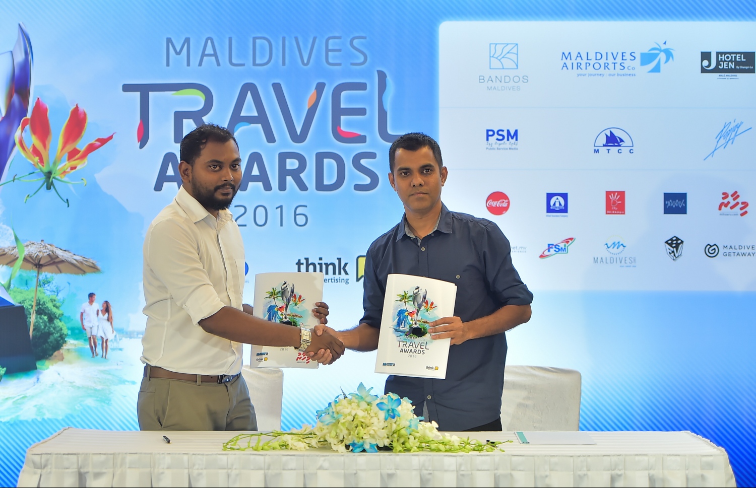 މާލެ: އޮގަސްޓް 27، 2016: މަޓާޓޯ ޓްރެވަލް އެވޯޑްސްގެ ޕާޓްނަރުންނާއެކު ސޮއިކުރުމަށް ހޮޓެލް ޖެންގައި ބޭއްވި ހަފުލާގައި އޮންލައިން މީޑިއާ ޕާޓްނަރުގެ ގޮތުގައި "މިހާރު"ގެ ފަރާތުން ޝައްމޫން ސޮއިކުރެއްވުމަށްފަހު ތިންކްގެ އަދީލްއާ ސަލާމްކުރައްވަނީ. ފޮޓޯ: މުހައްމަދު ޝަރުހާން /މިހާރު