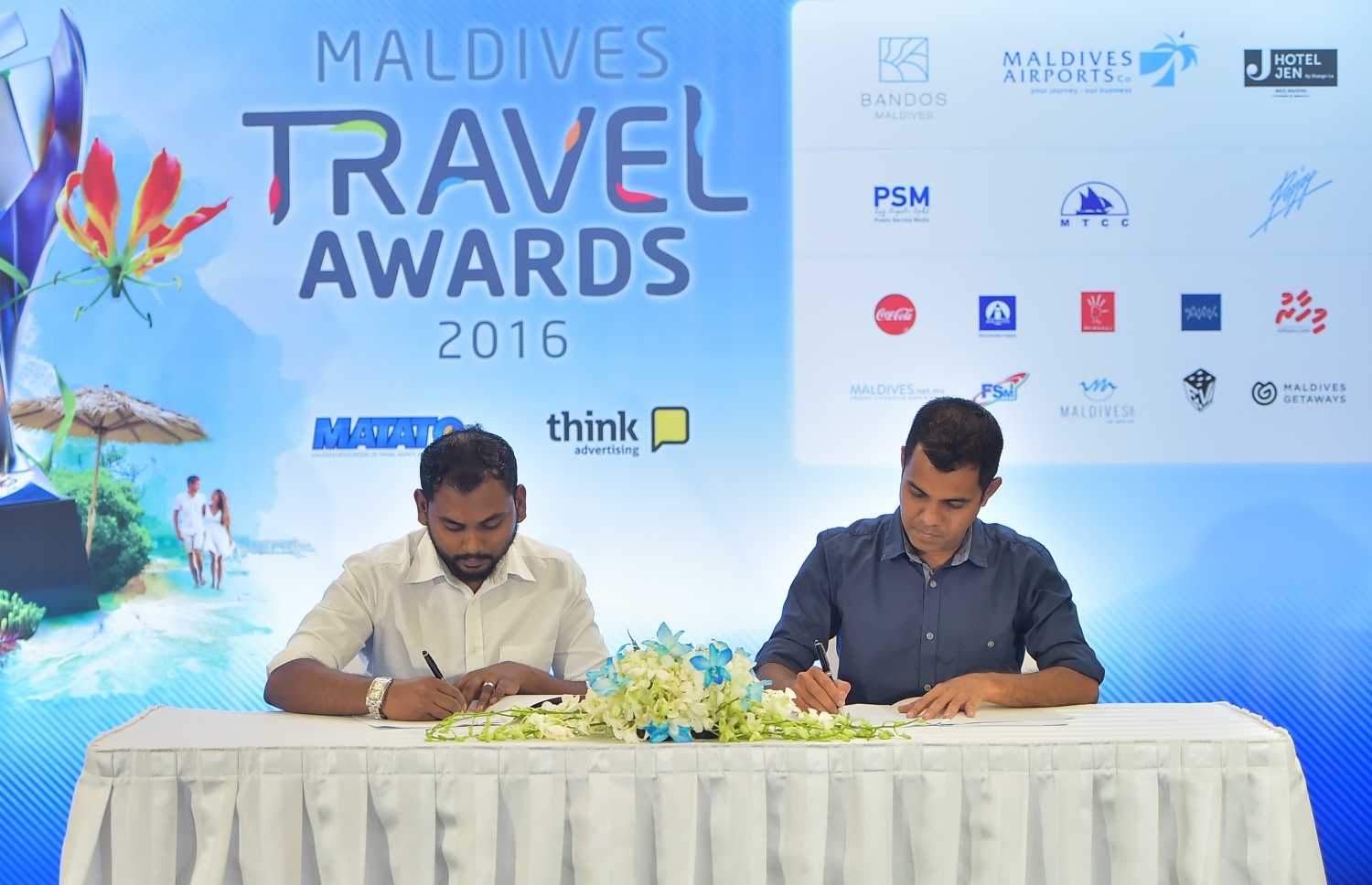 މާލެ: އޮގަސްޓް 27، 2016: މަޓާޓޯ ޓްރެވަލް އެވޯޑްސްގެ ޕާޓްނަރުންނާއެކު ސޮއިކުރުމަށް ހޮޓެލް ޖެންގައި ބޭއްވި ހަފުލާގައި އޮންލައިން މީޑިއާ ޕާޓްނަރުގެ ގޮތުގައި "މިހާރު"ގެ ފަރާތުން ޝައްމޫން ސޮއިކުރައްވަނީ. ފޮޓޯ: މުހައްމަދު ޝަރުހާން /މިހާރު