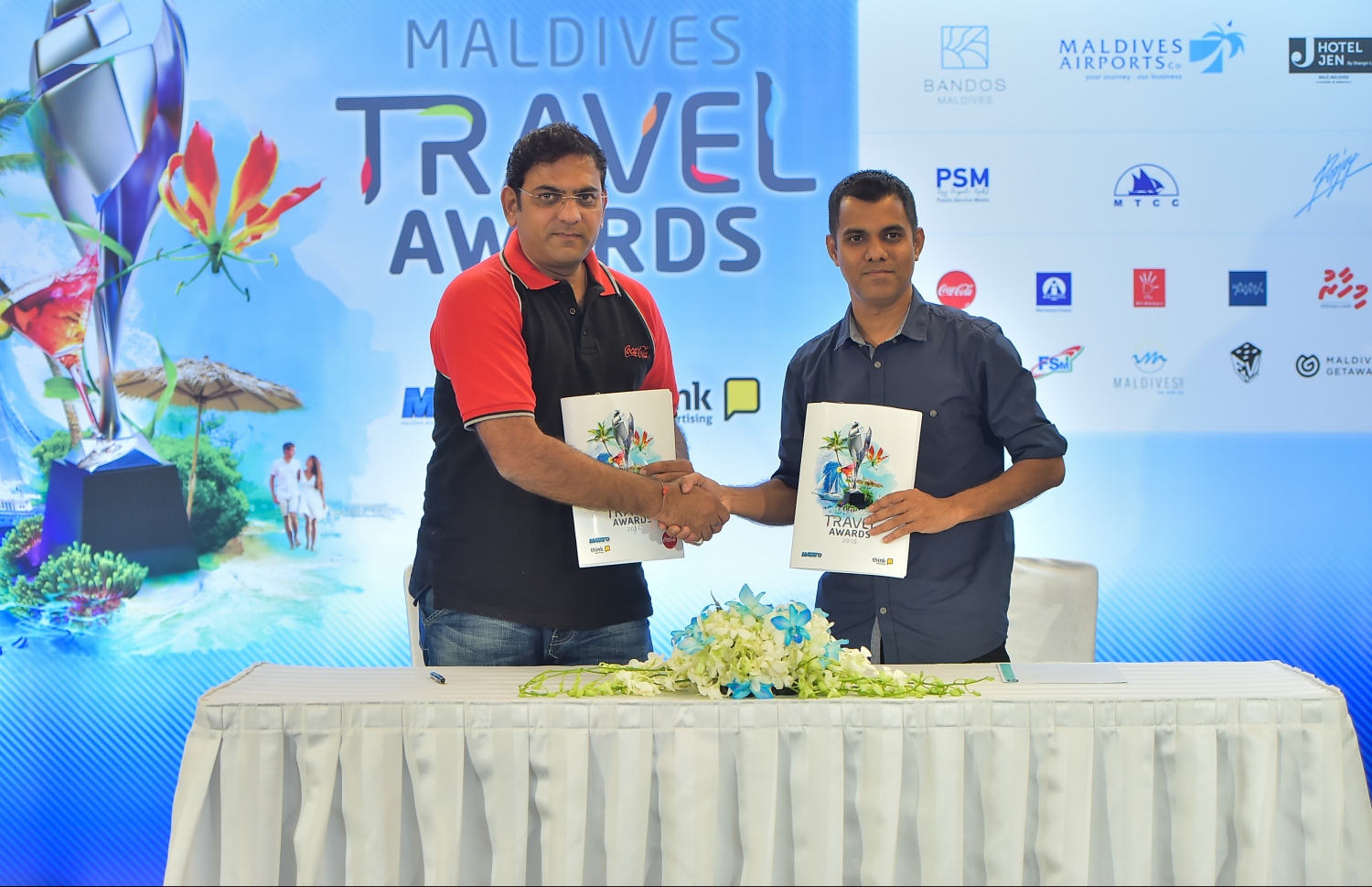 މާލެ: އޮގަސްޓް 27، 2016: މަޓާޓޯ ޓްރެވަލް އެވޯޑްސްގެ ޕާޓްނަރުންނާއެކު ސޮއިކުރުމަށް ހޮޓެލް ޖެންގައި ބޭއްވި ހަފުލާގައި ޕާޓުނަރުން އެއްބަސްވުމުގައި ސޮއި ކުރުމަށްފަހު ސަލާމް ކުރަނީ. ފޮޓޯ: މުހައްމަދު ޝަރުހާން/މިހާރު